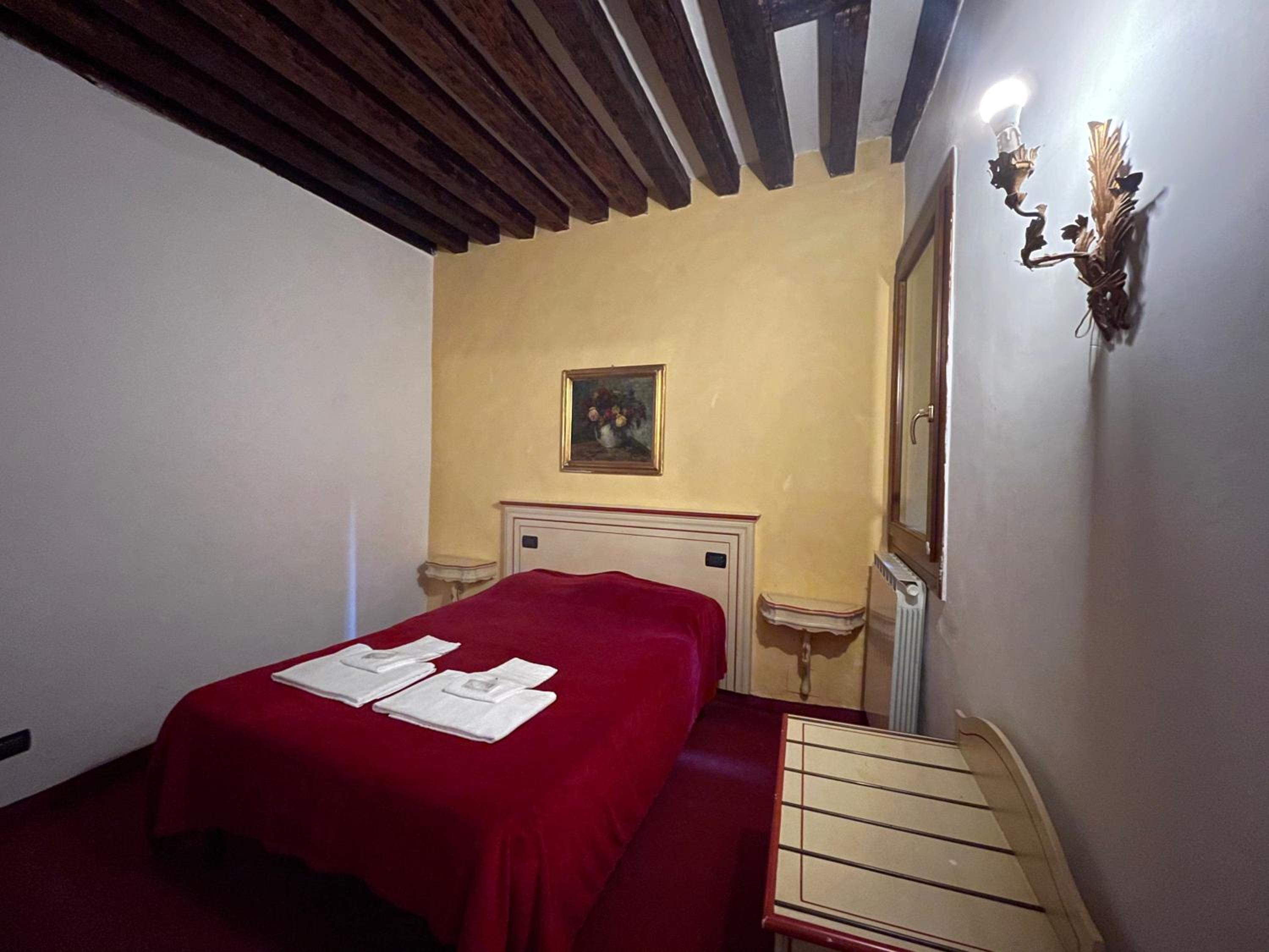 Single Room with Shared Bathroom photo 3