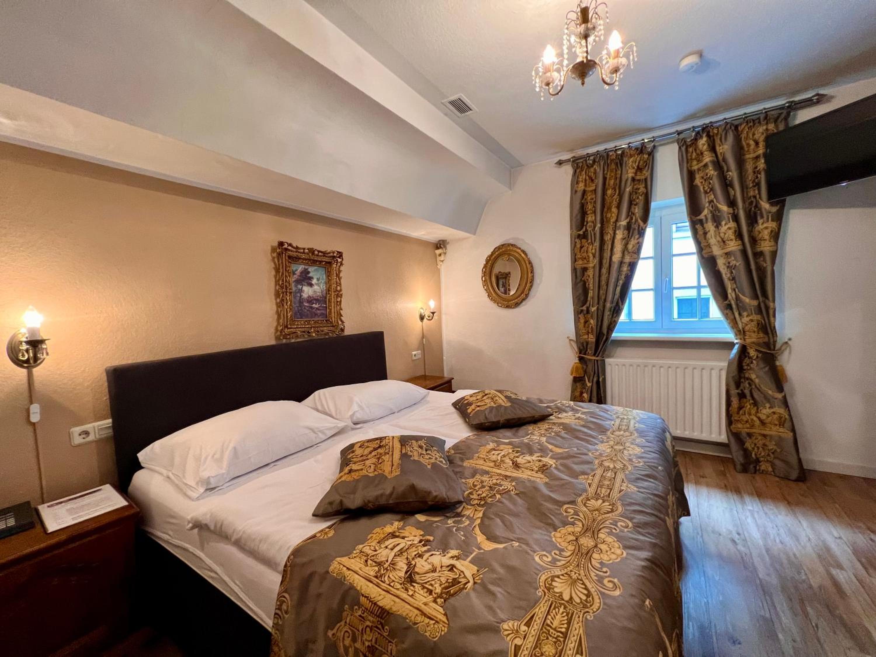 Small Double Room - Photo 2