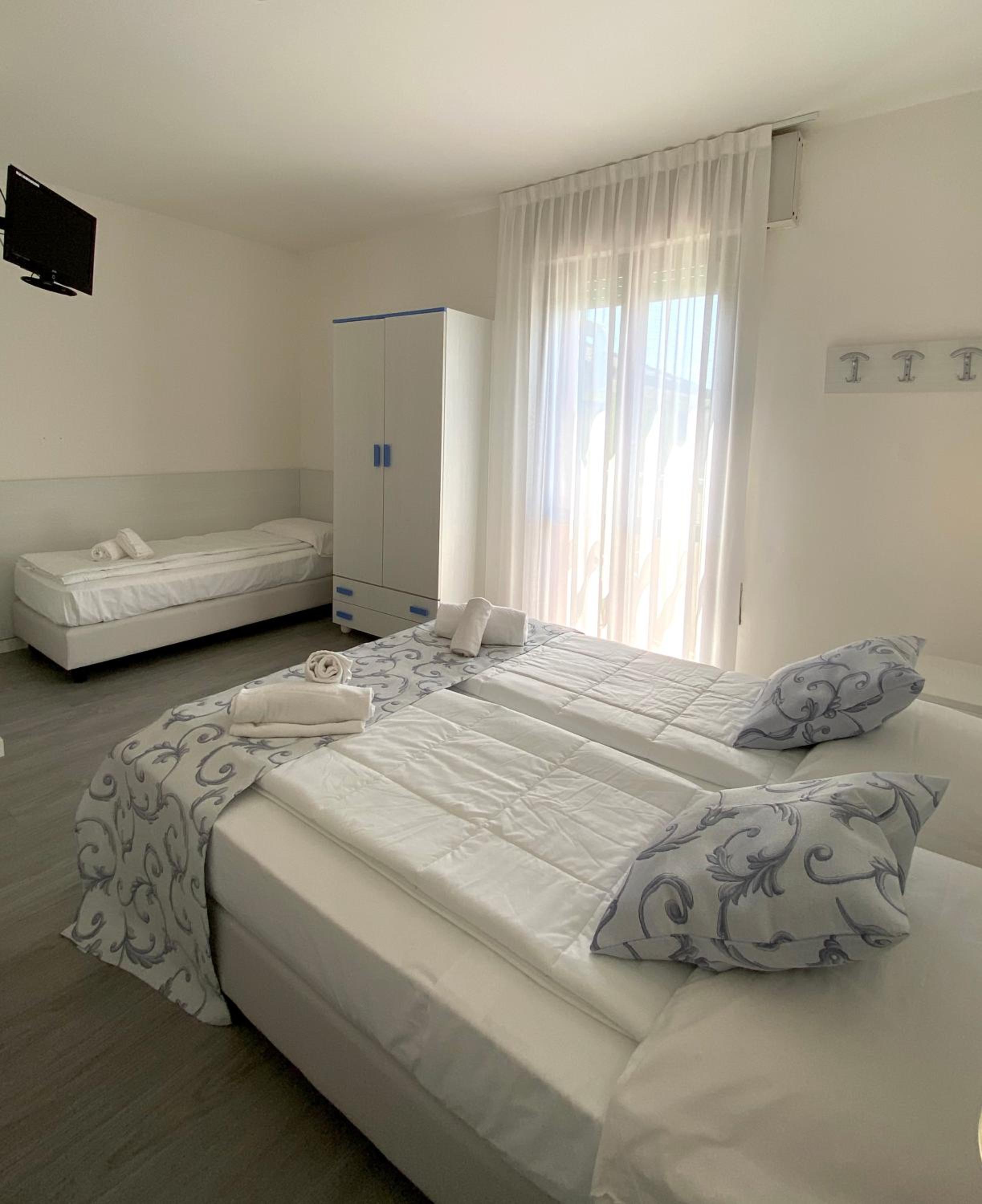 Triple Room with Balcony and Partial Sea View photo 3