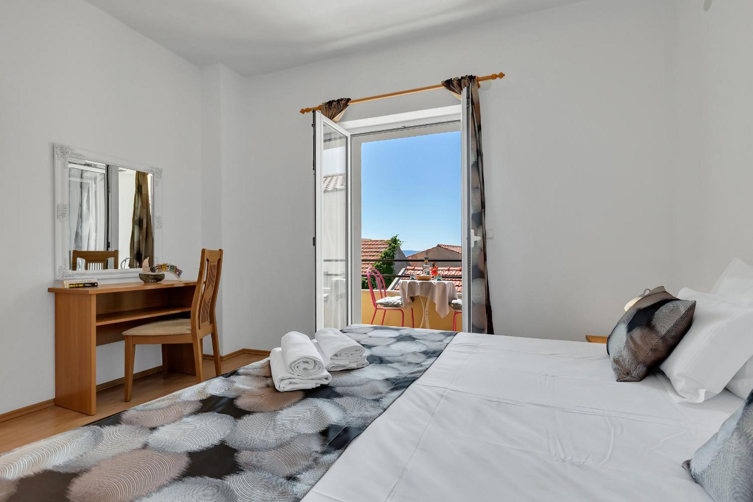 One-Bedroom Apartment with Balcony photo 3