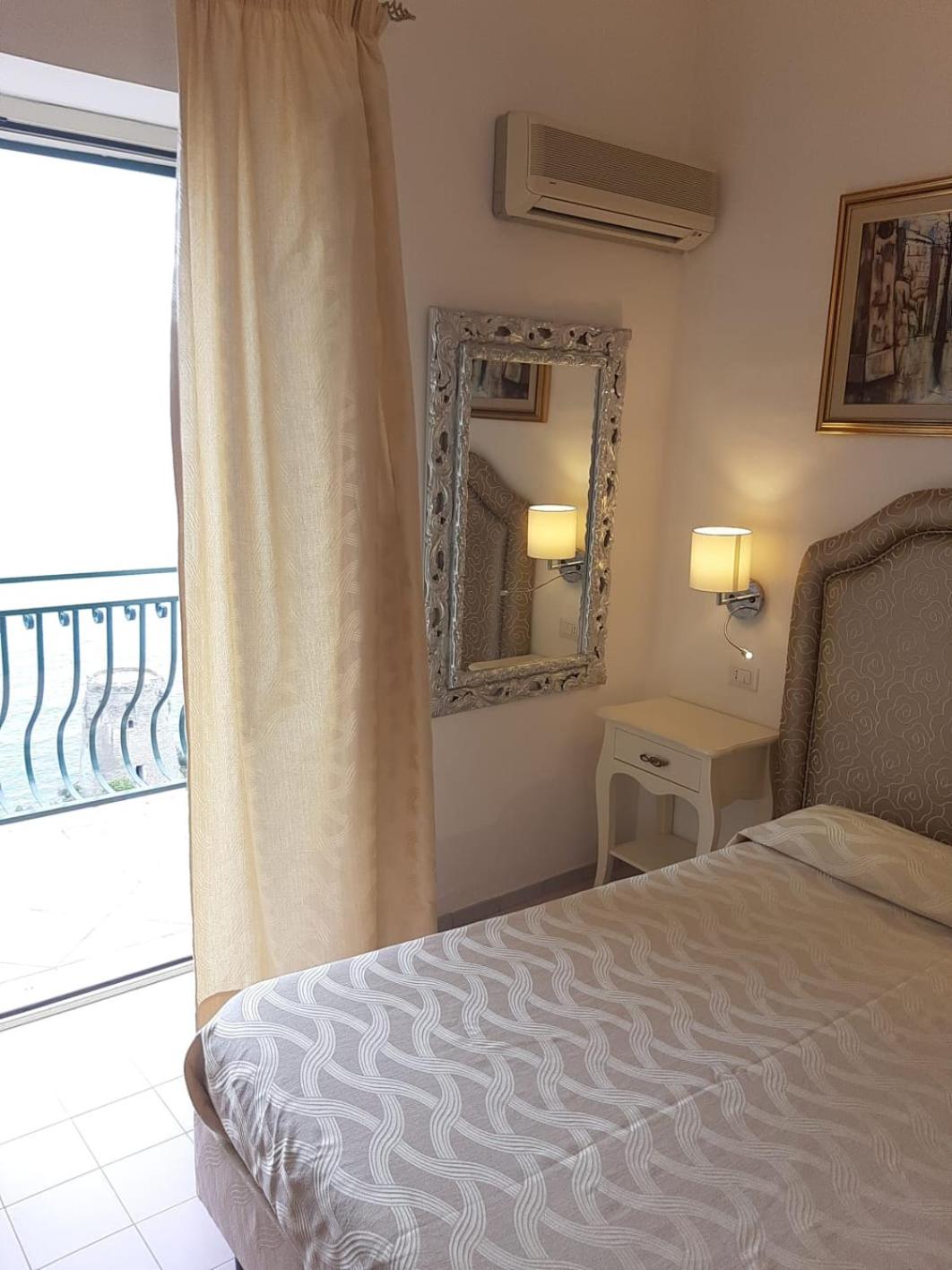 Deluxe Double Room with Sea View - Photo 4
