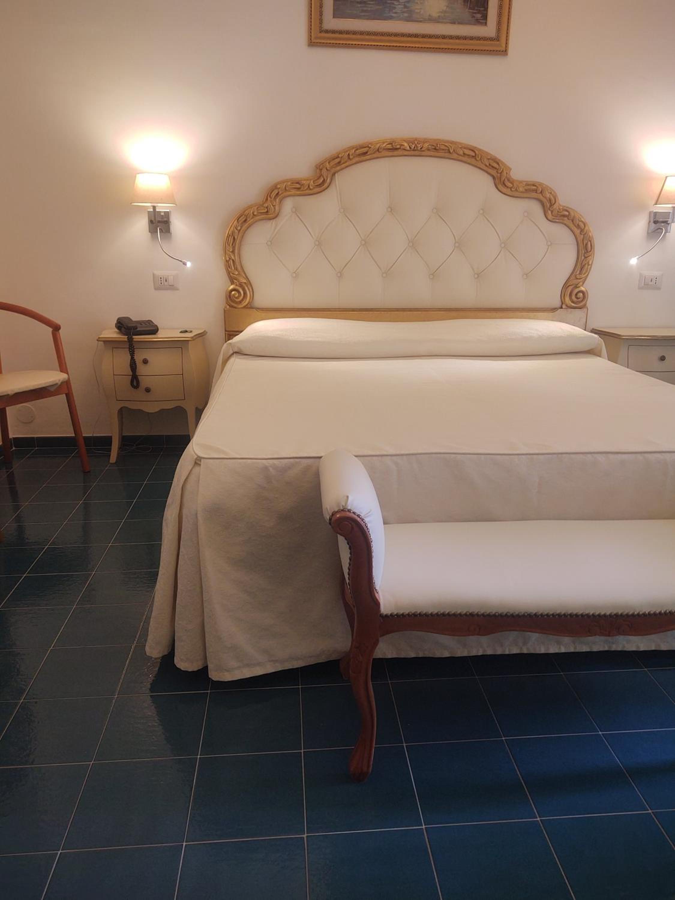 Deluxe Double Room with Sea View - Photo 2