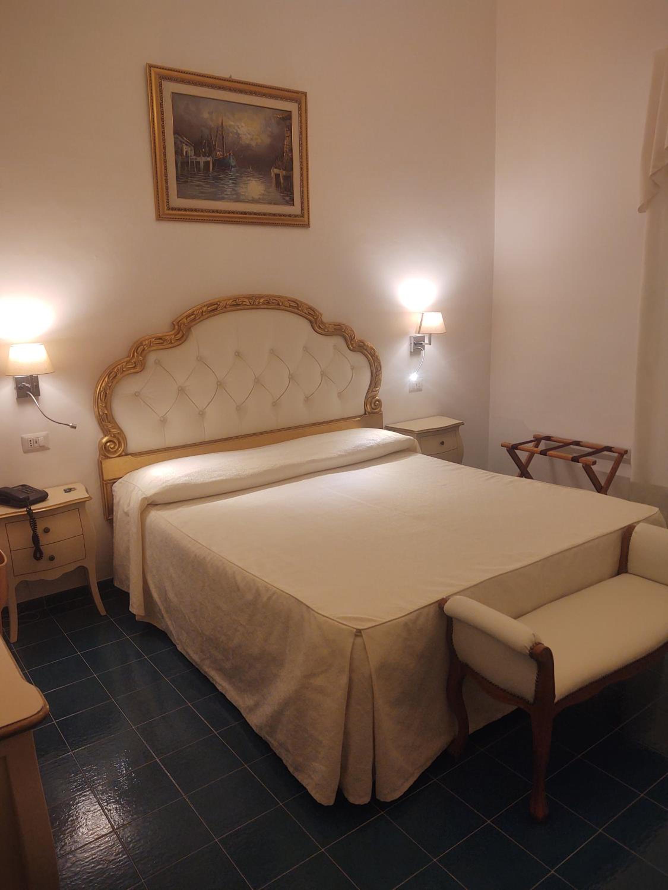Deluxe Double Room with Sea View - Photo 3