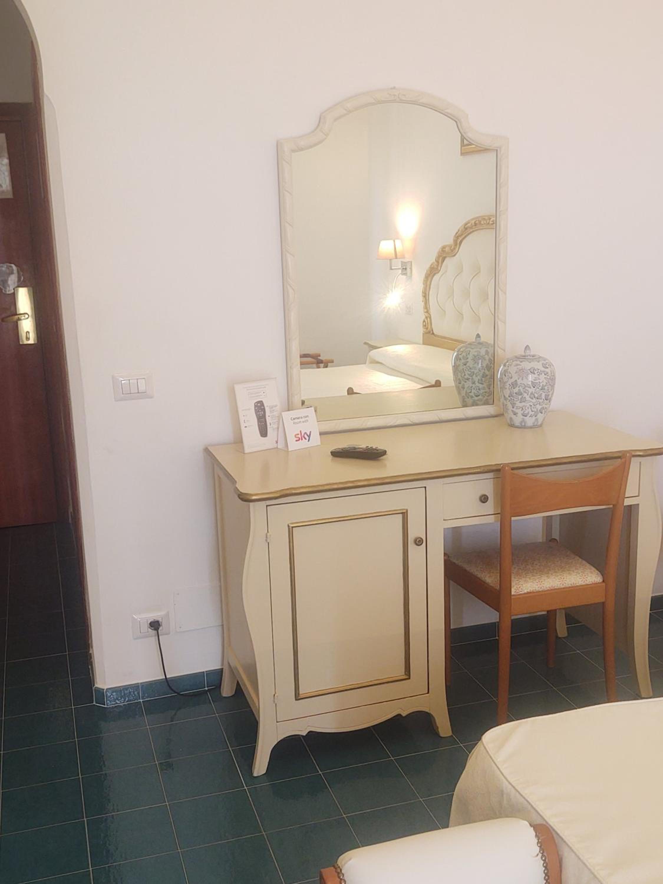 Deluxe Double Room with Sea View - Photo 8