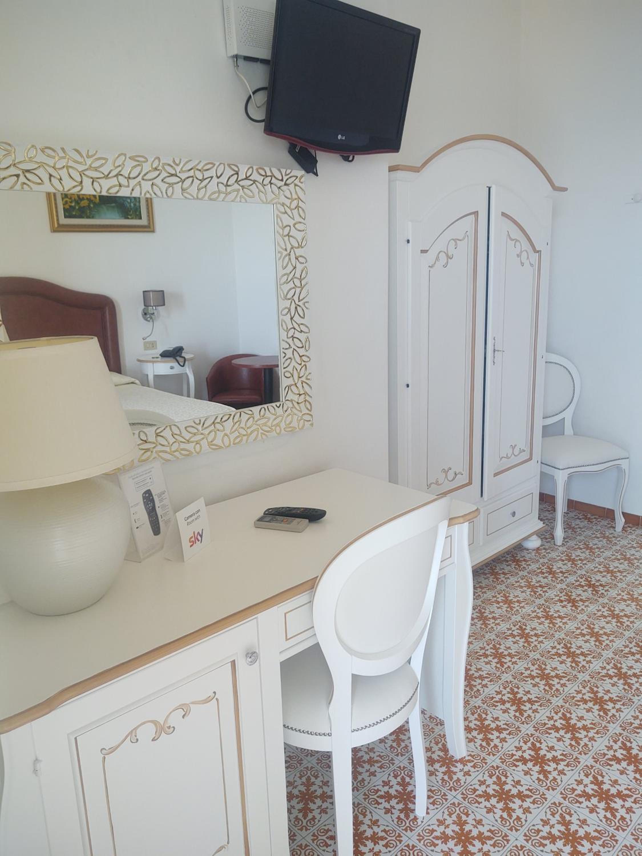 Deluxe Double Room with Sea View - Photo 19