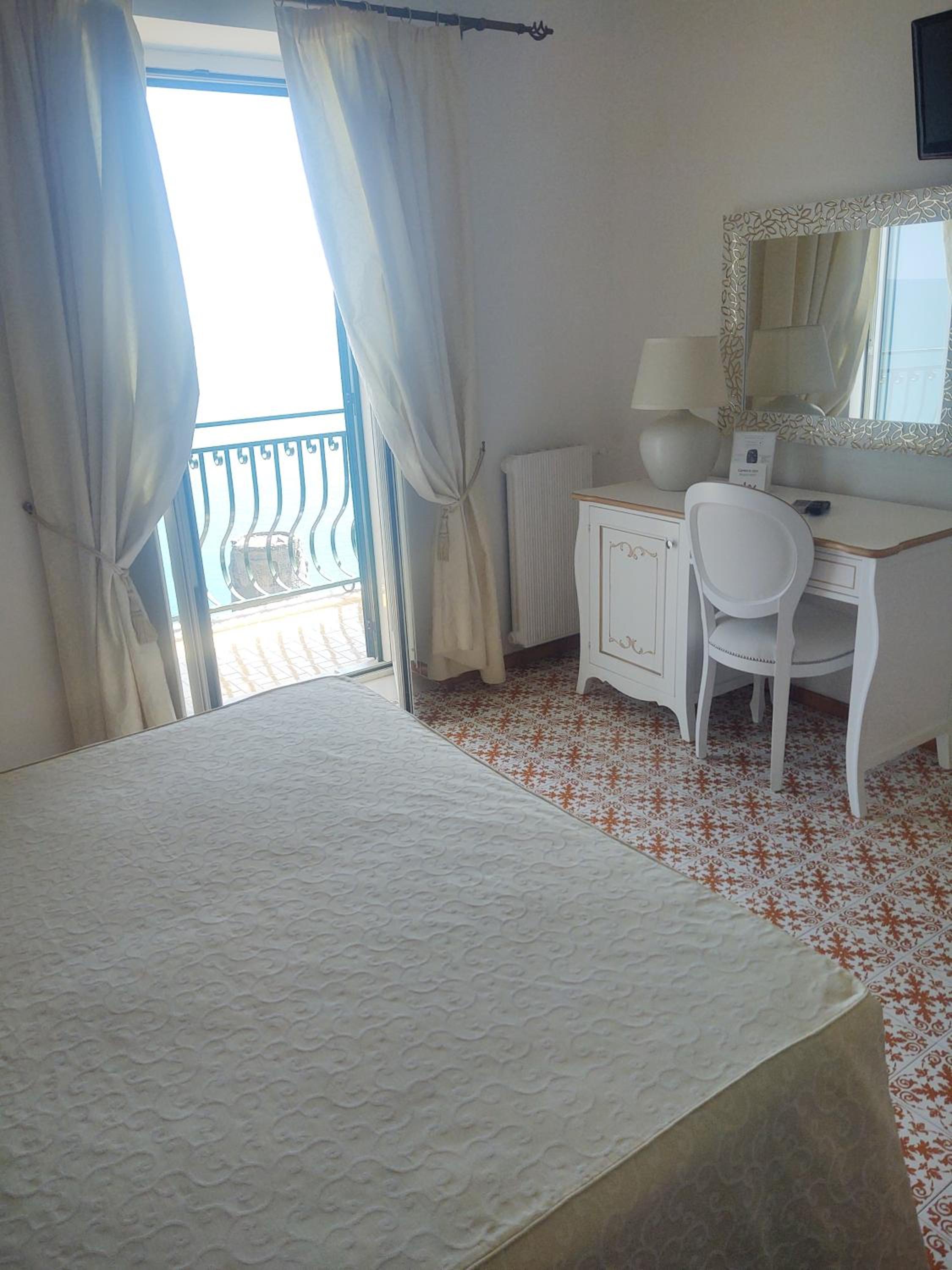 Deluxe Double Room with Sea View - Photo 18