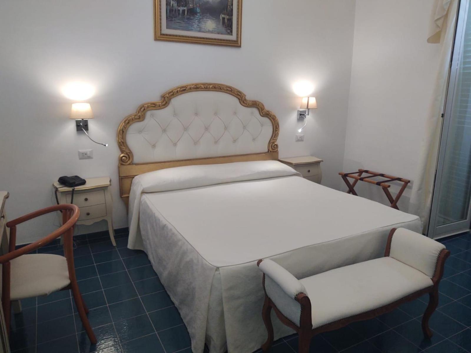 Deluxe Double Room with Sea View - Photo 17