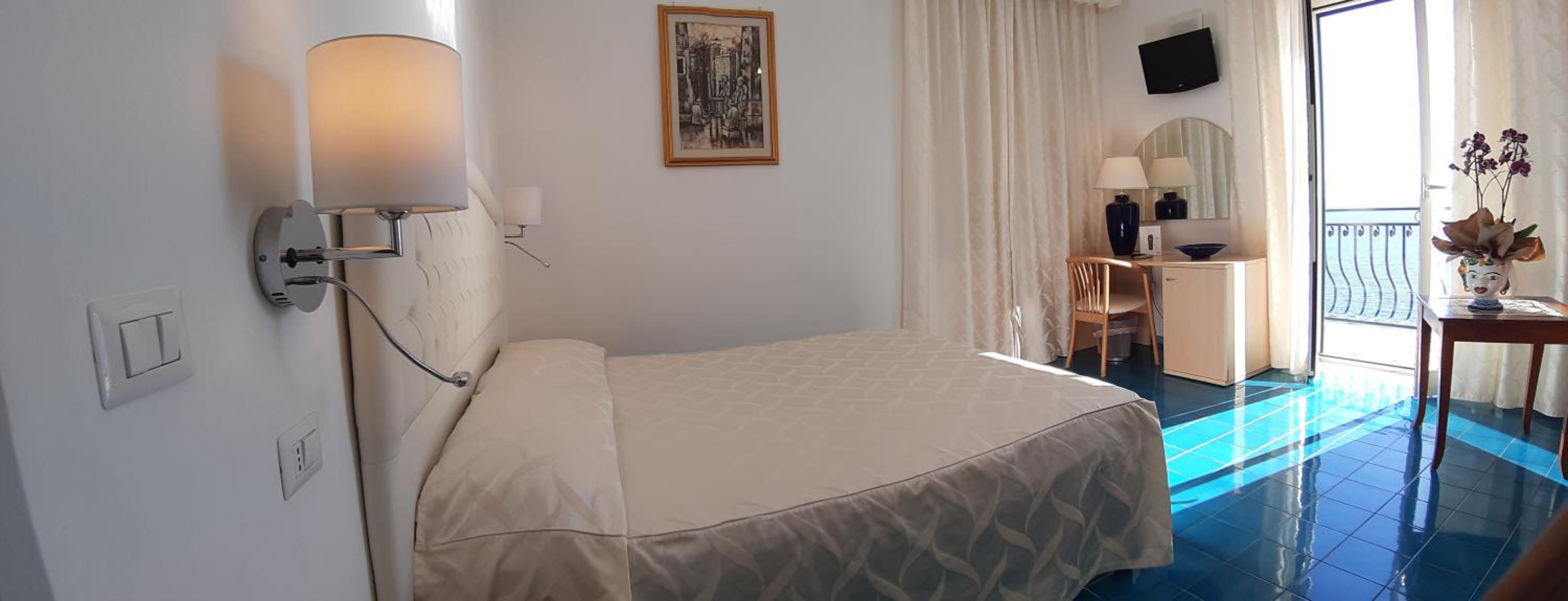 Deluxe Double Room with Sea View - Photo 13