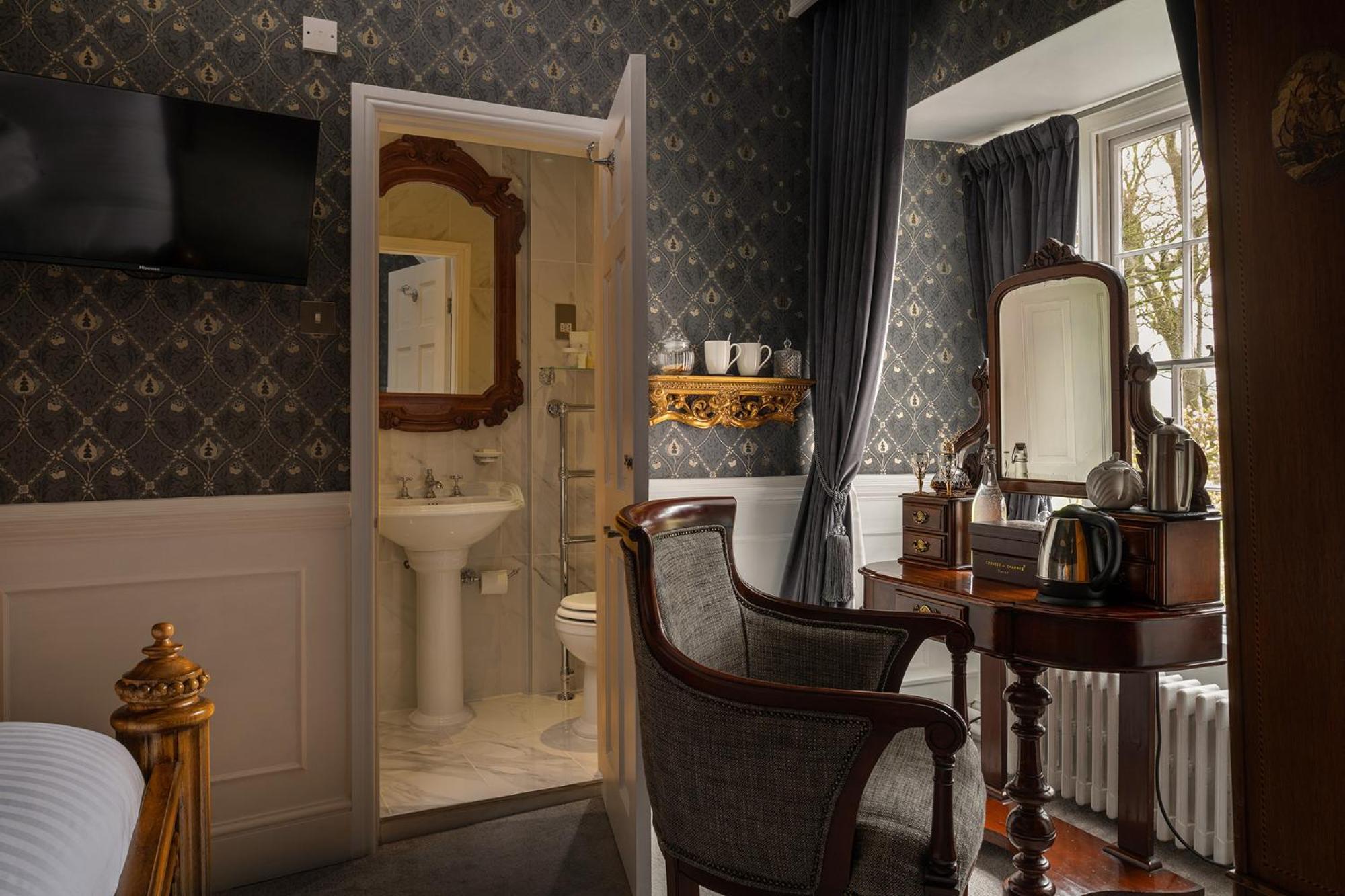 Classic Double Room with Shower - Photo 6
