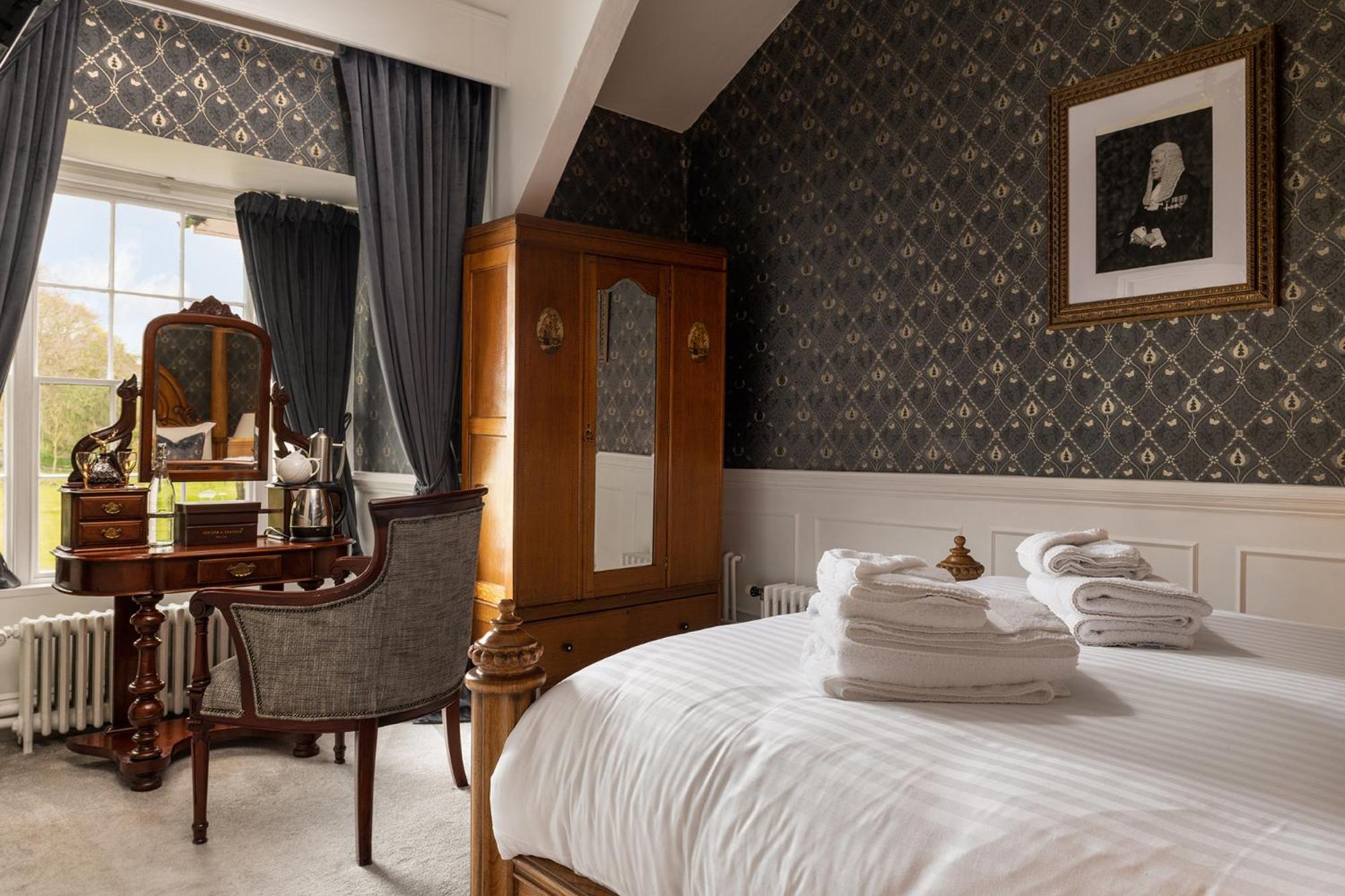 Classic Double Room with Shower - Photo 9