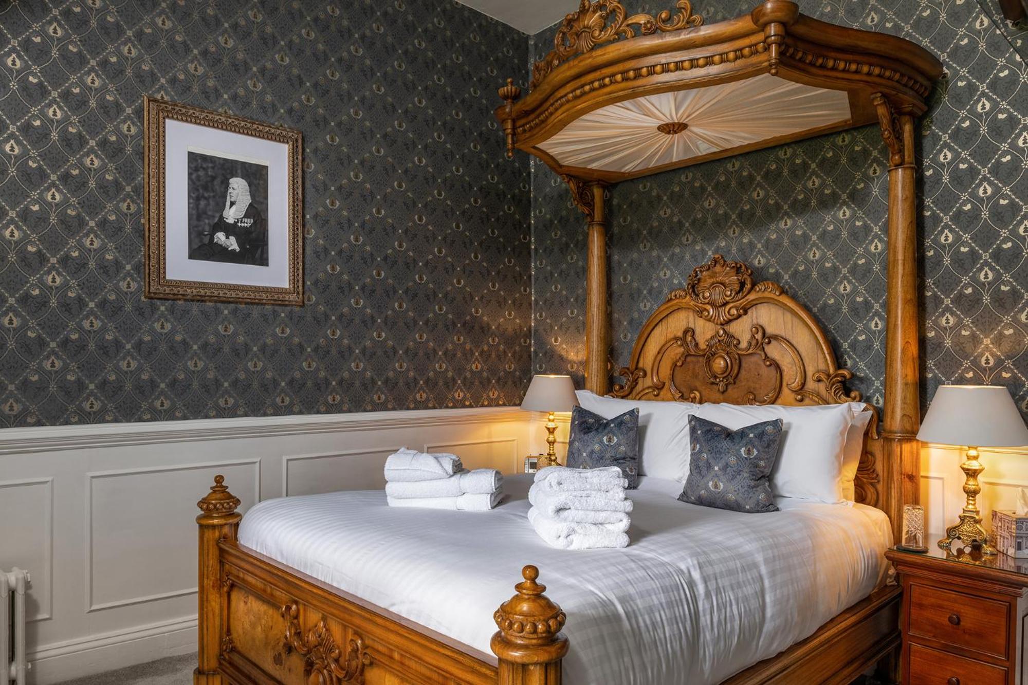 Classic Double Room with Shower - Photo 7