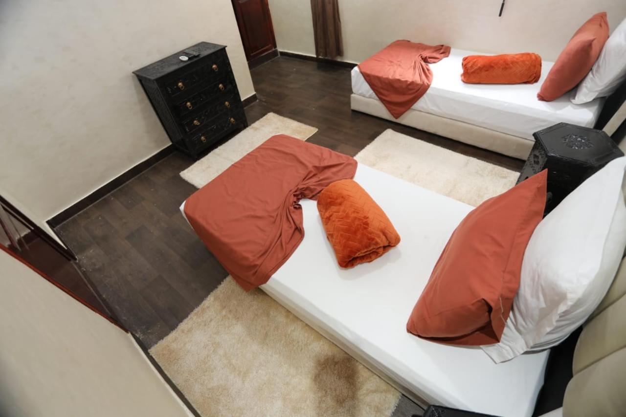 Large Twin Room - Photo 2