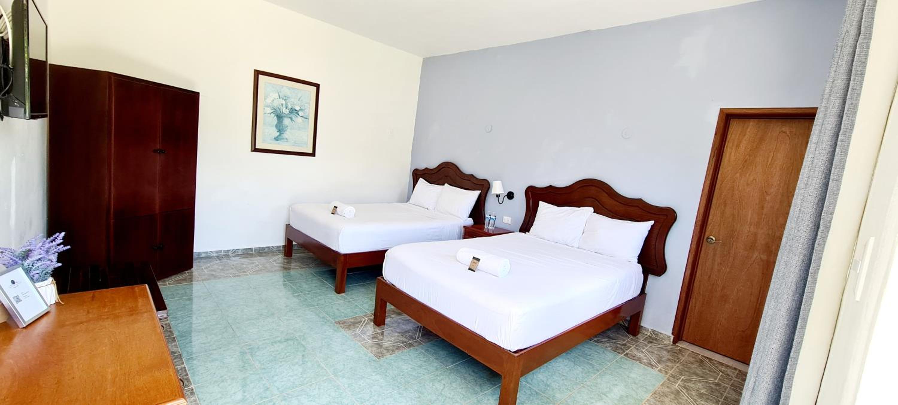 Deluxe Queen Room with Two Queen Beds - Photo 14