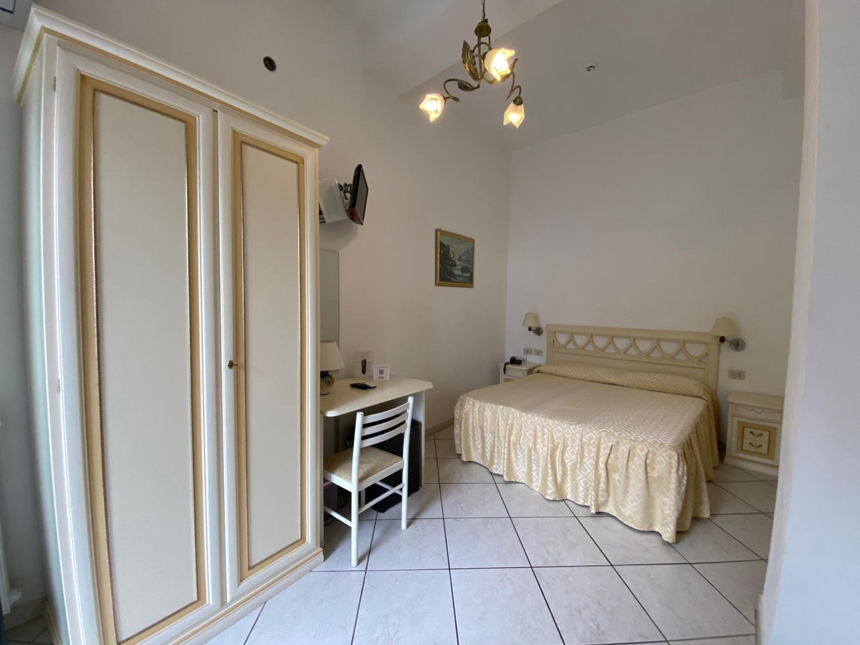 Standard Double Room - Photo 4