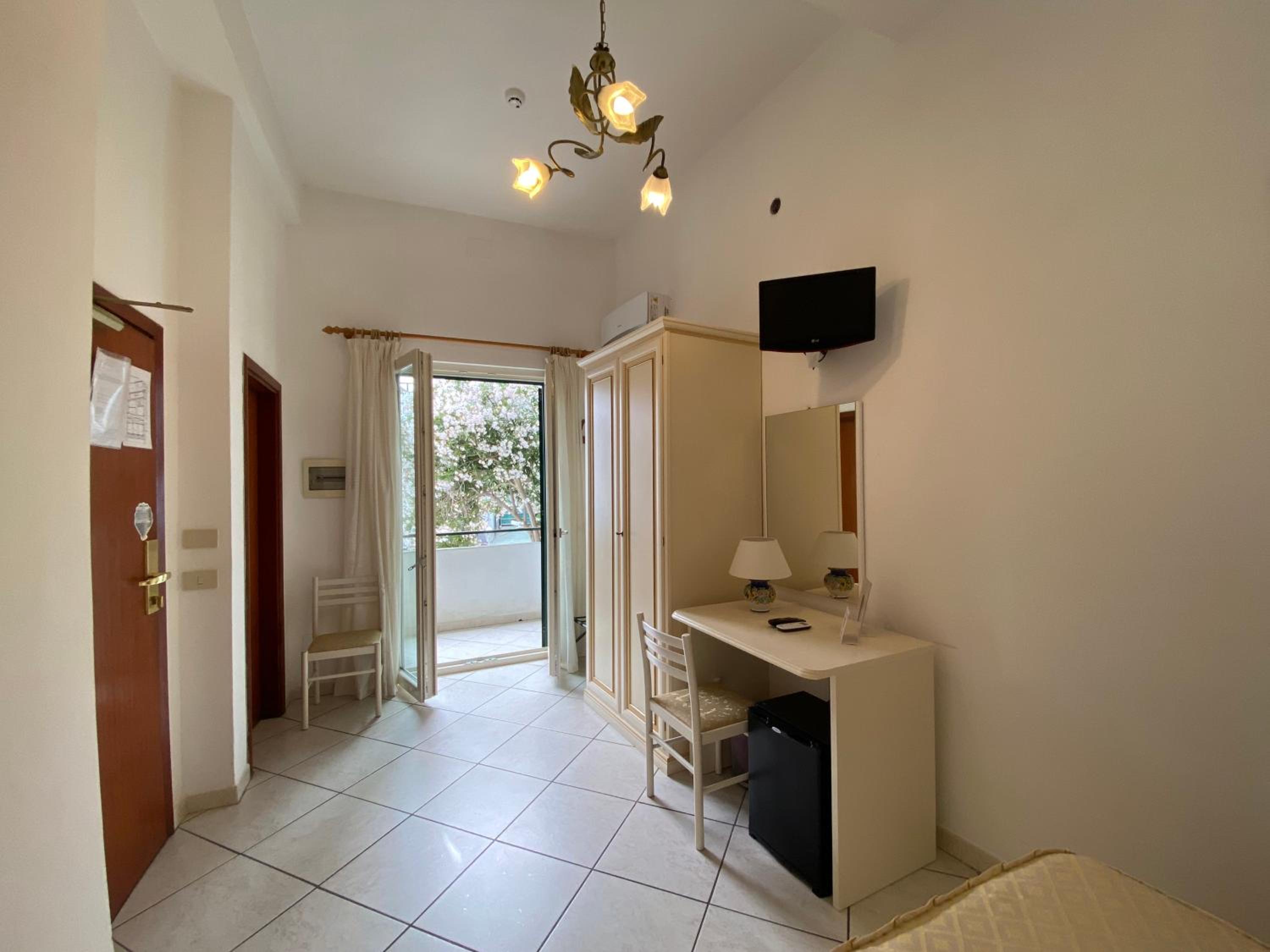 Standard Double Room - Photo 5