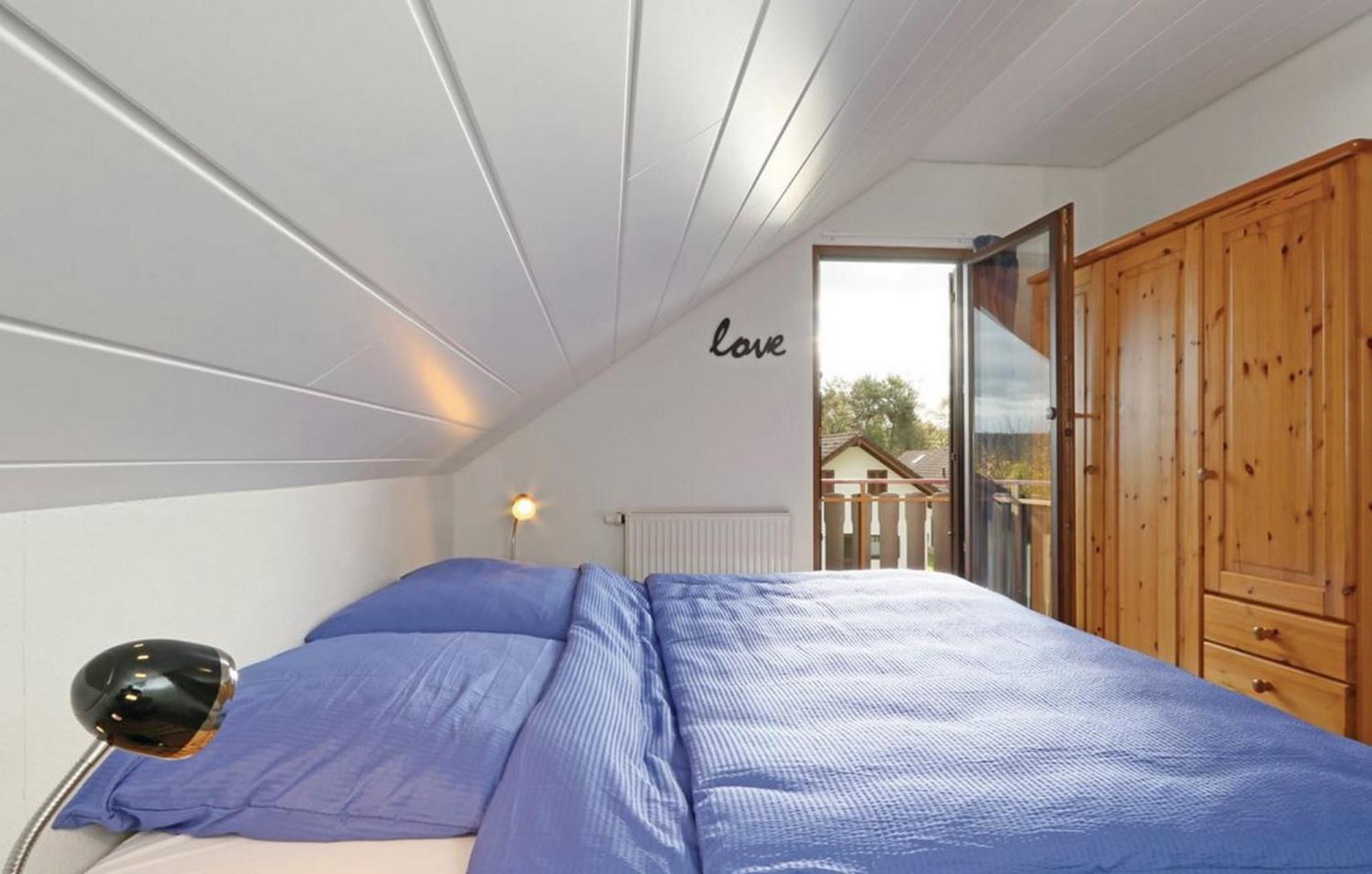 Five-Bedroom House photo 1
