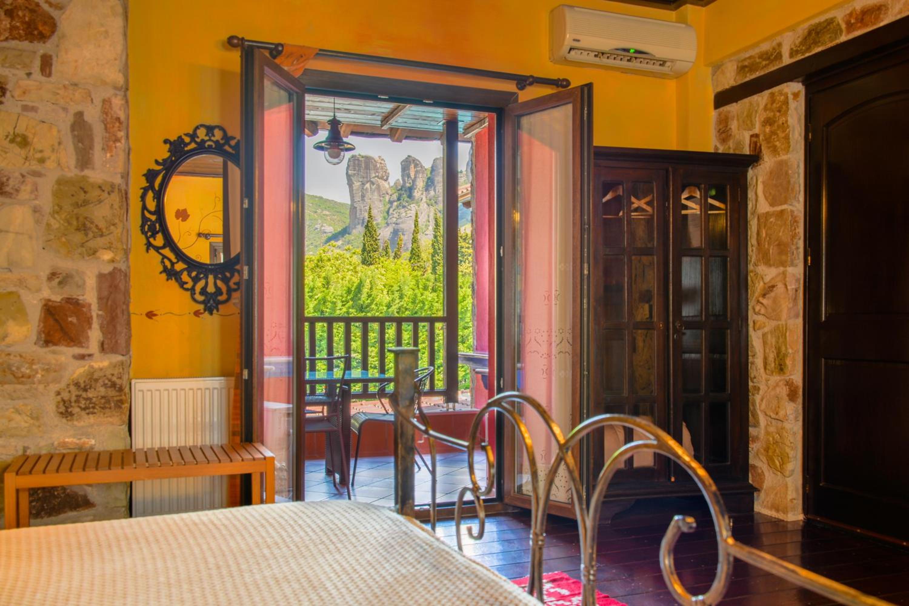 Double Room with Meteora View - Photo 7