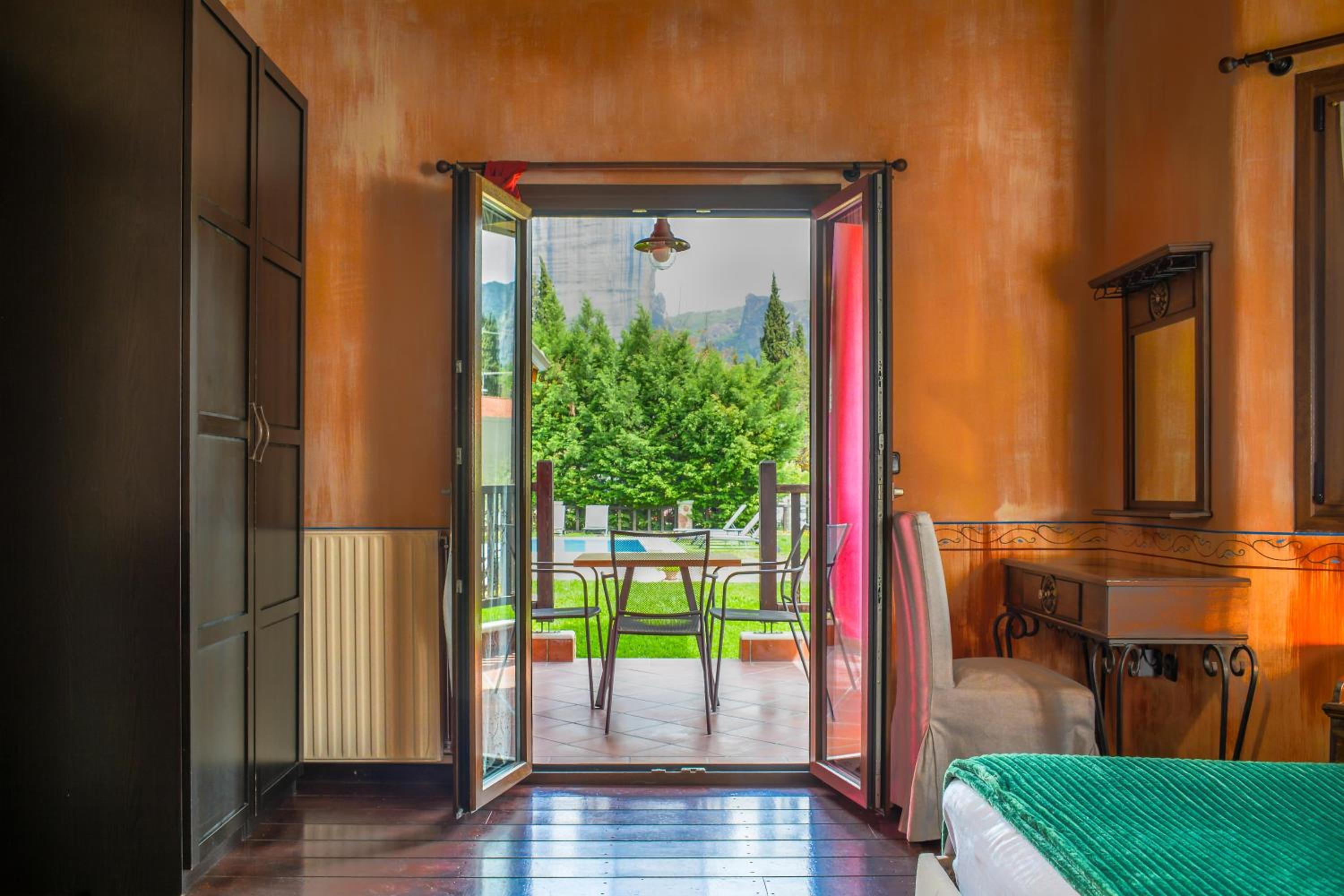 Double Room with Meteora View - Photo 4