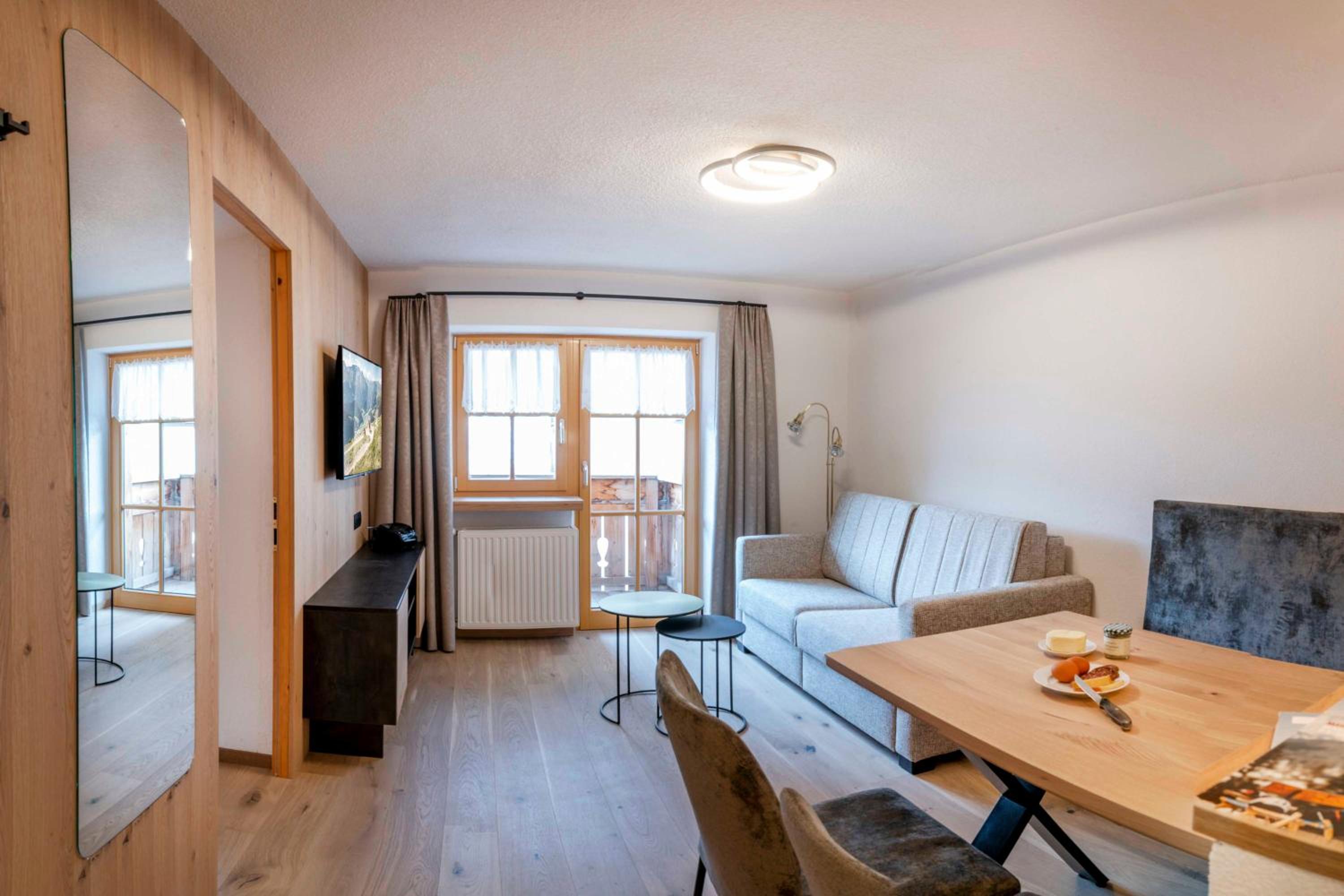One-Bedroom Apartment with Balcony - Veilchen photo 1