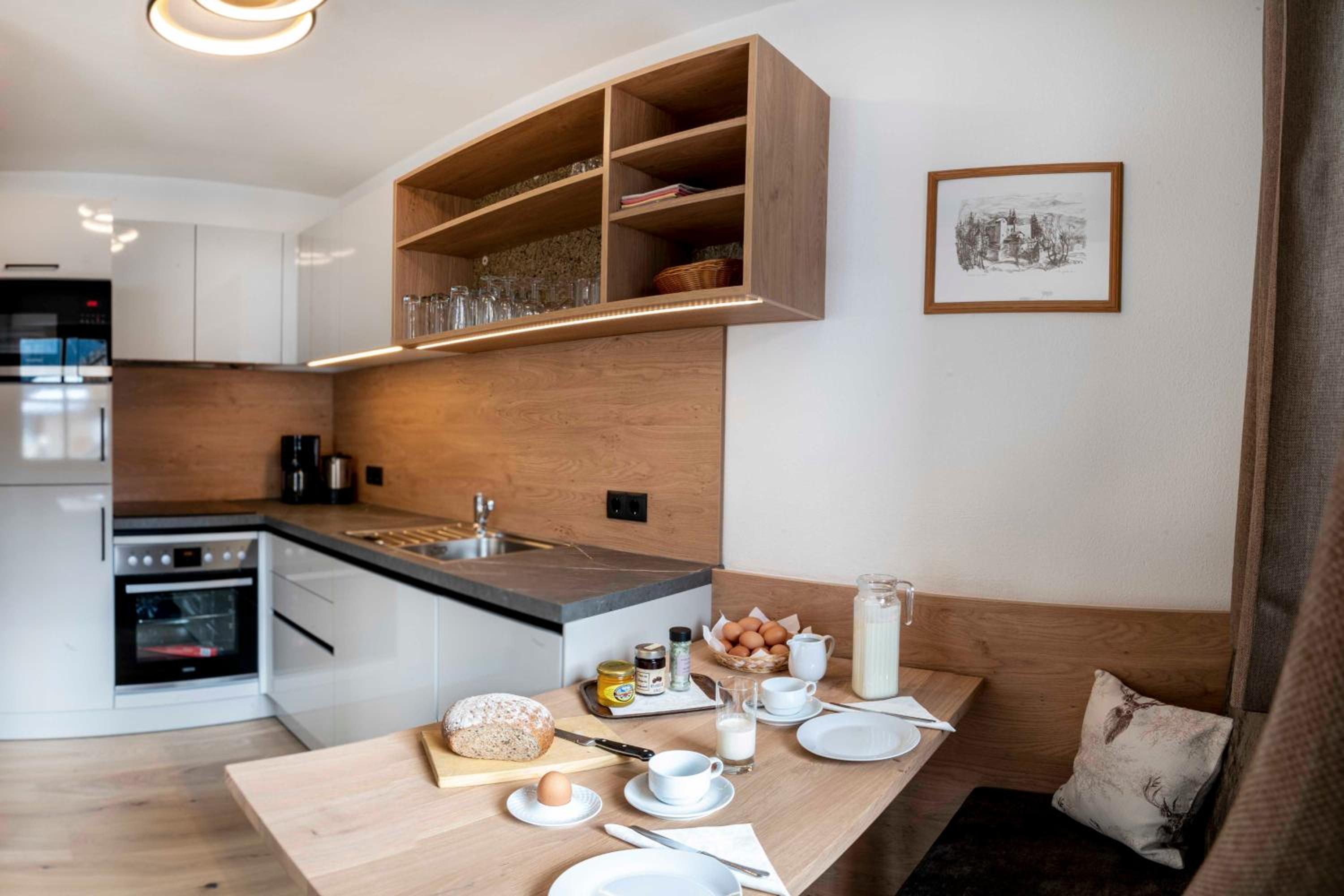 Comfort Two-Bedroom Apartment with Balcony - Alpenrose photo 3