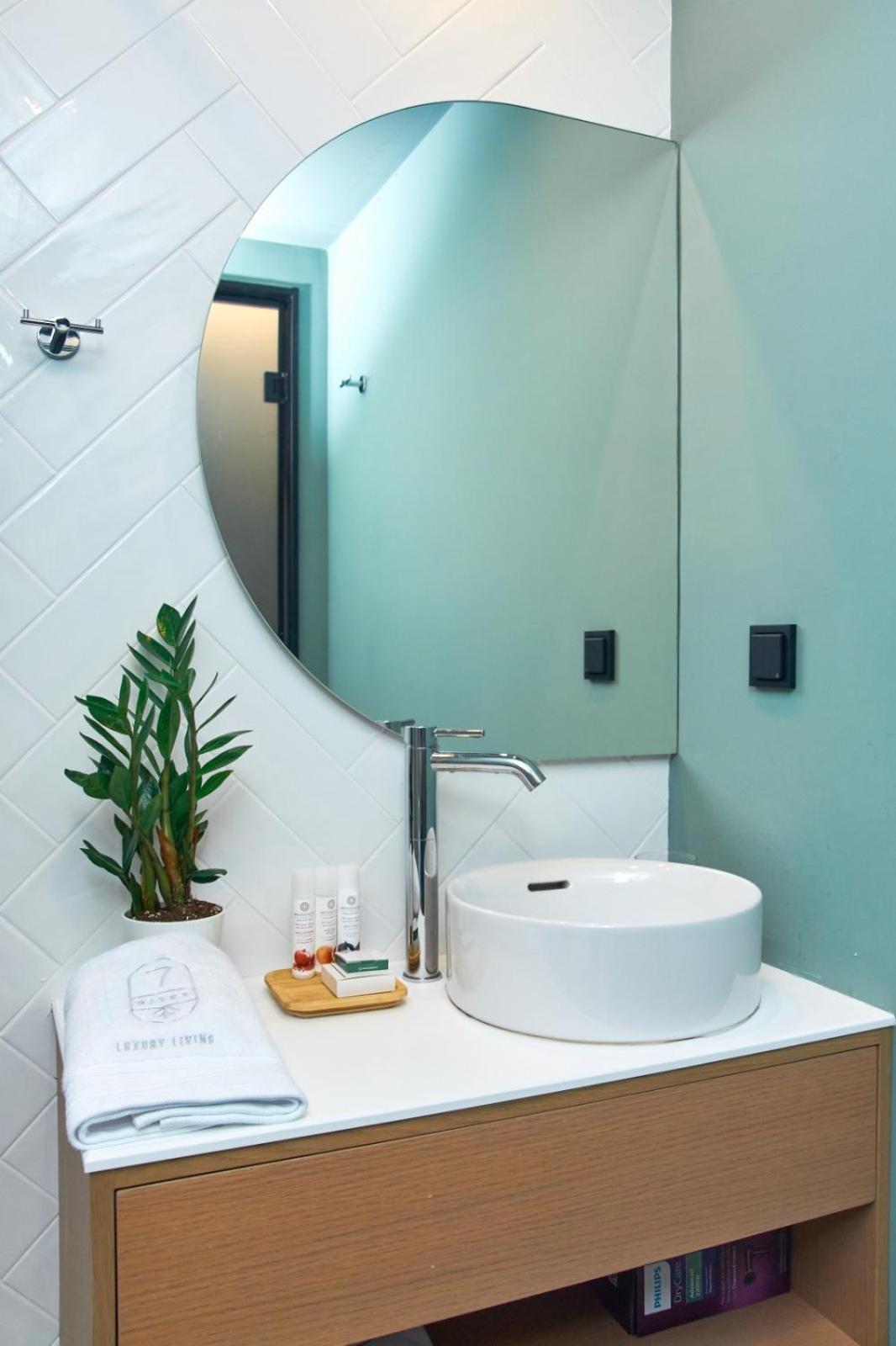 Executive Suite - Photo 9