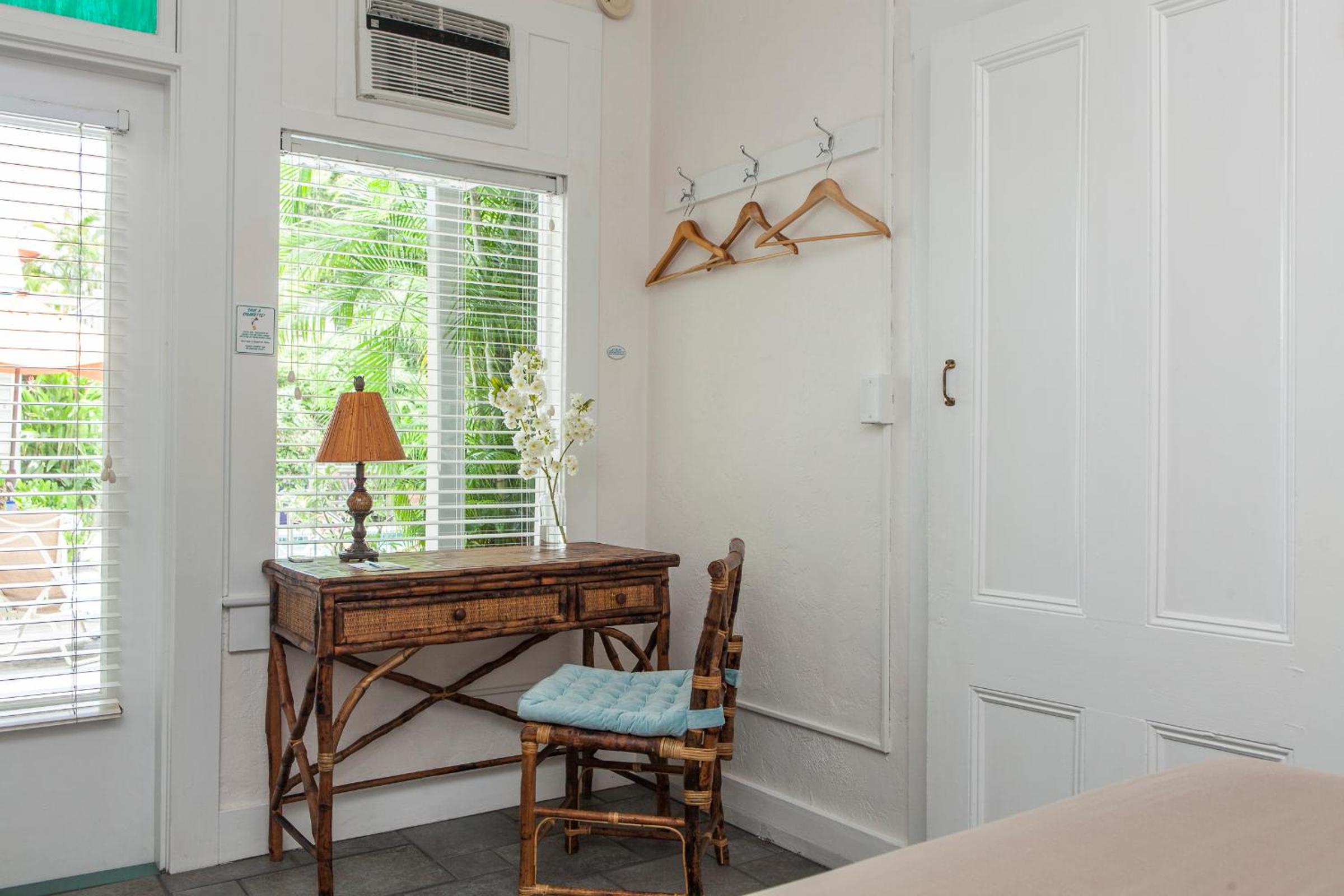 Queen Island Room - Photo 11