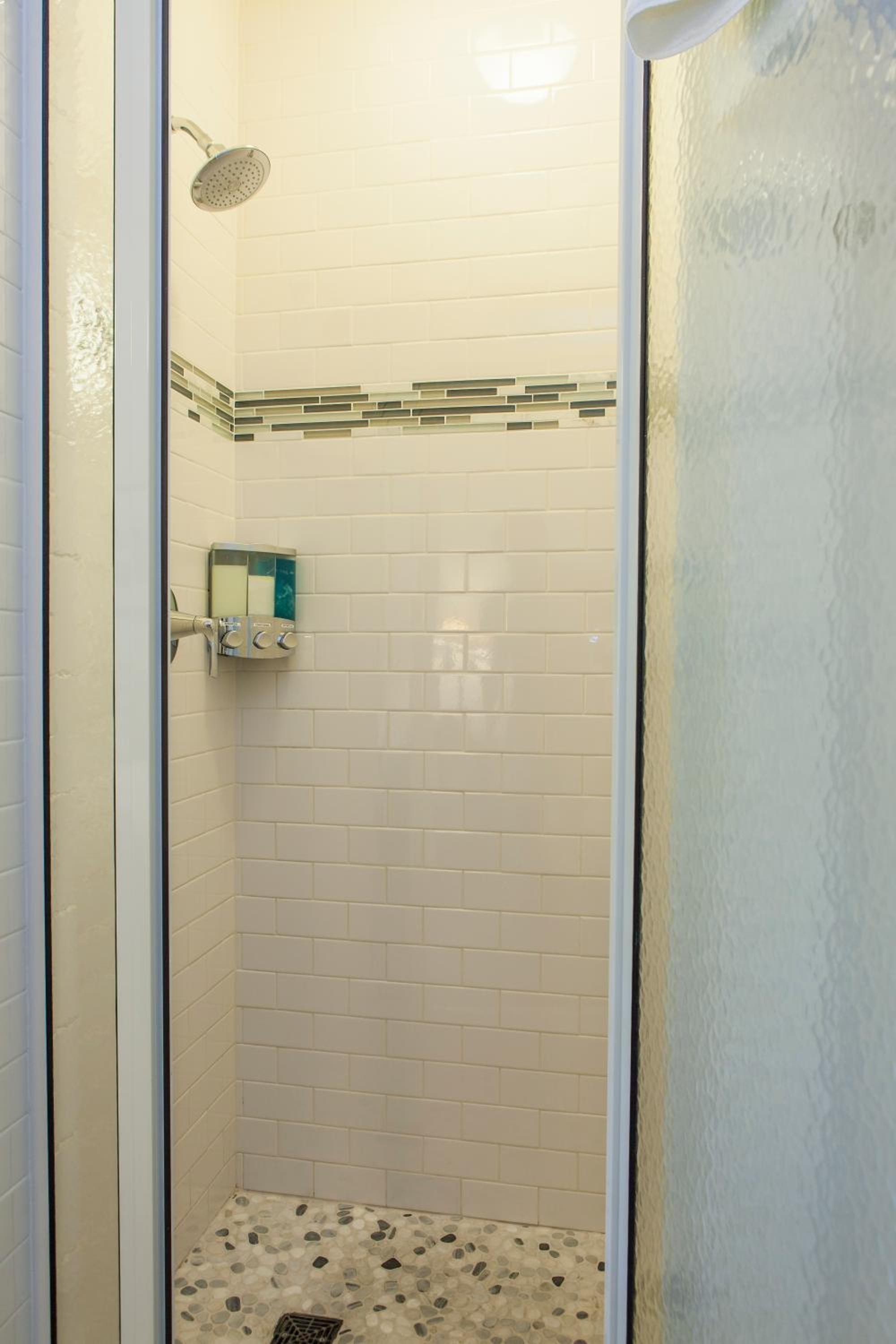 Queen Island Room - Photo 10