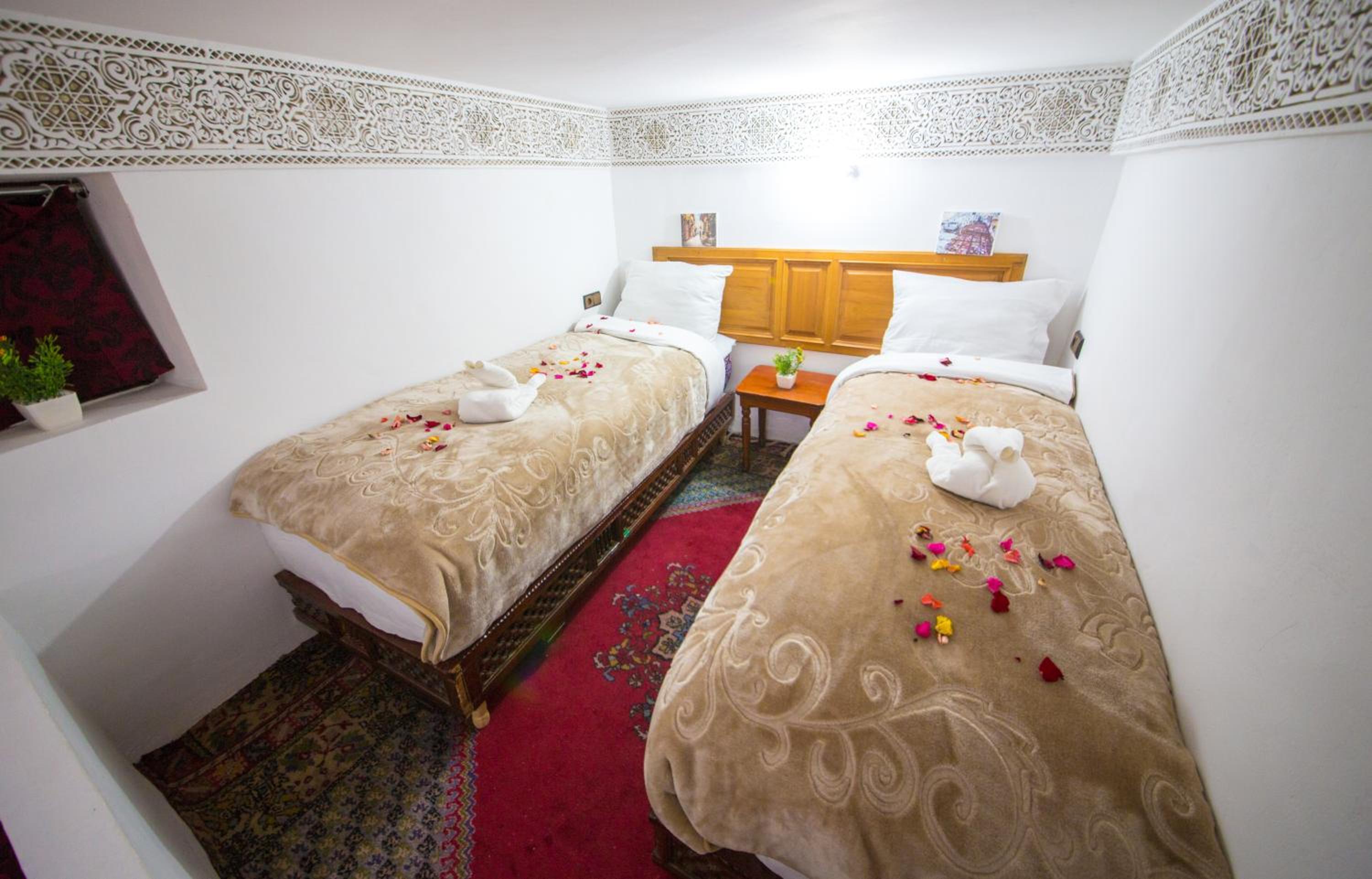 Deluxe Family Suite - Photo 12