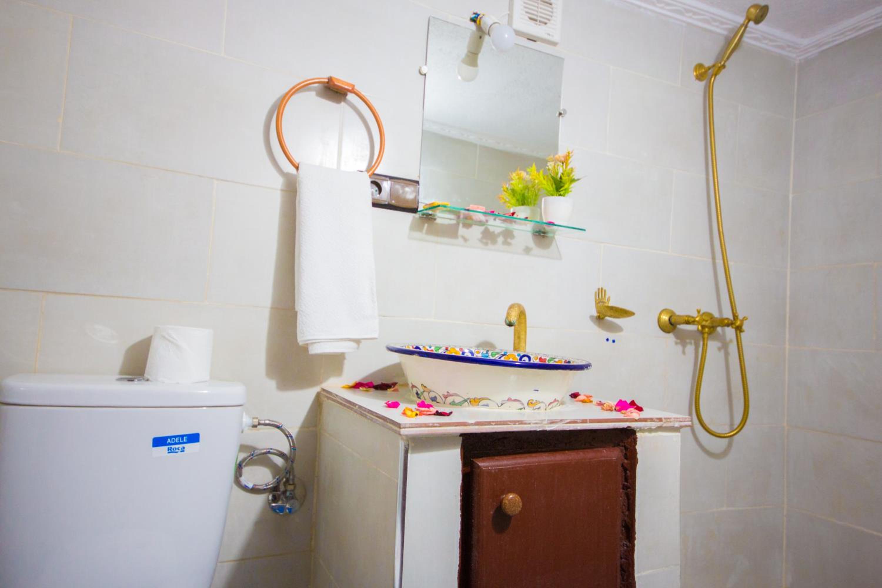 Deluxe Family Suite - Photo 8