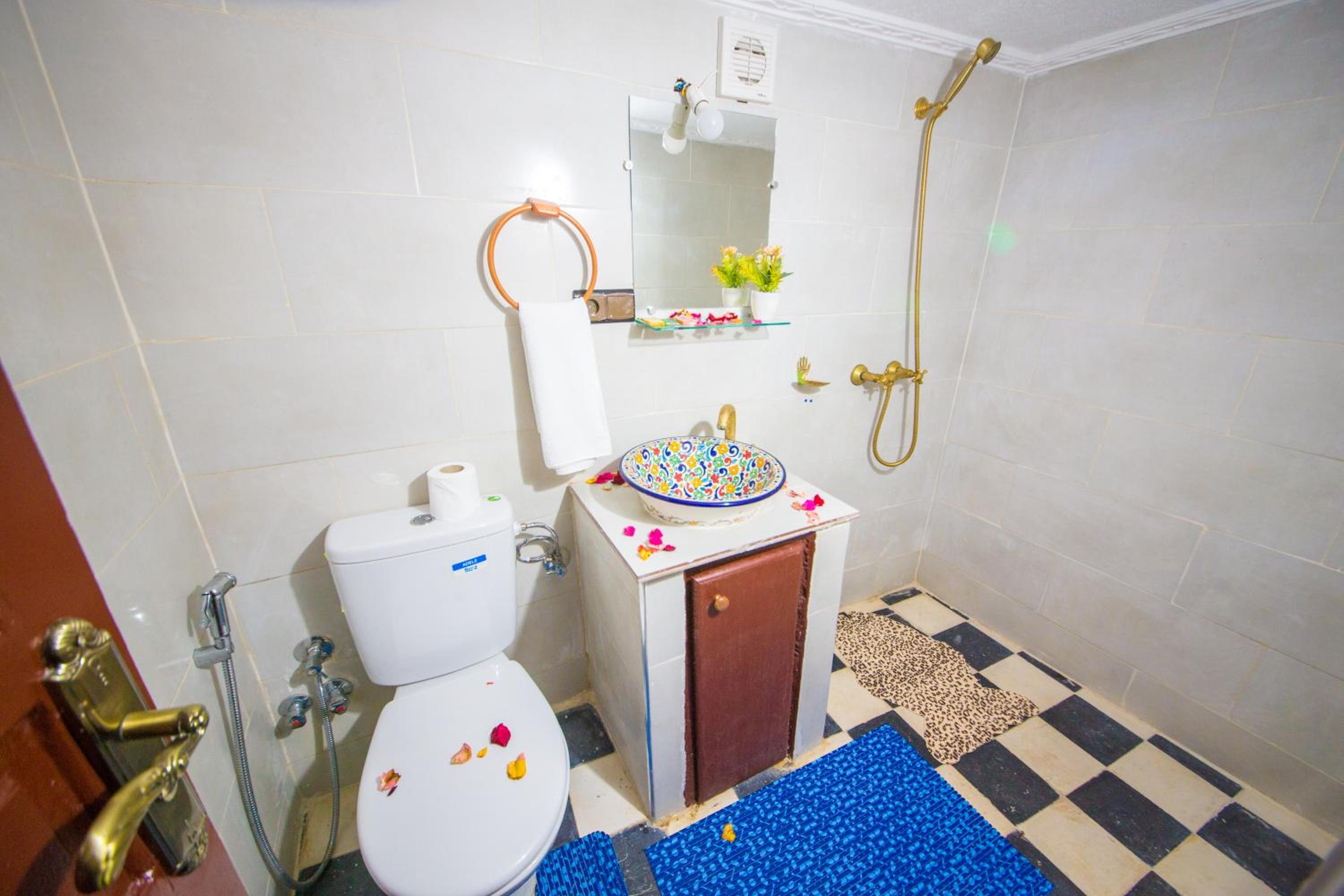 Deluxe Family Suite - Photo 9
