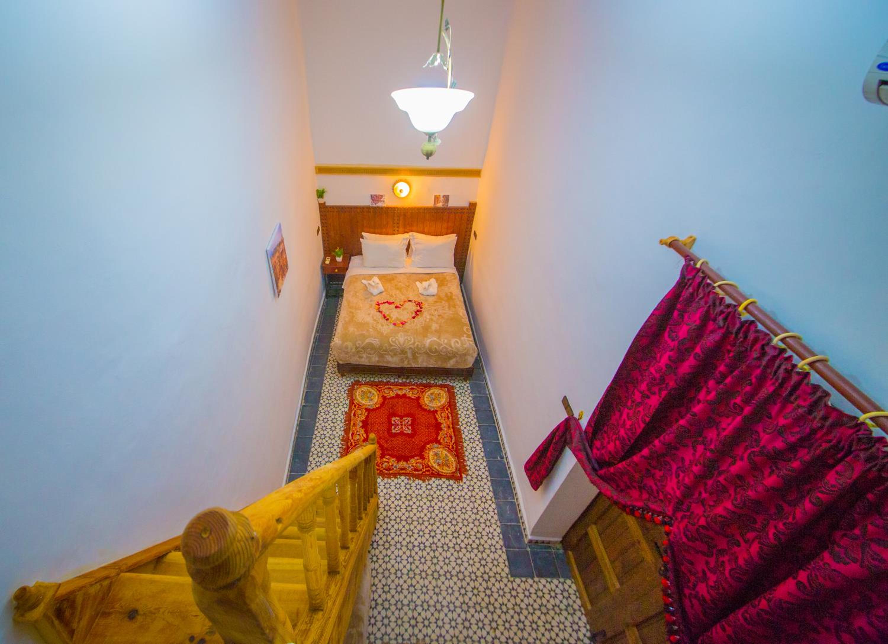 Deluxe Family Suite - Photo 14