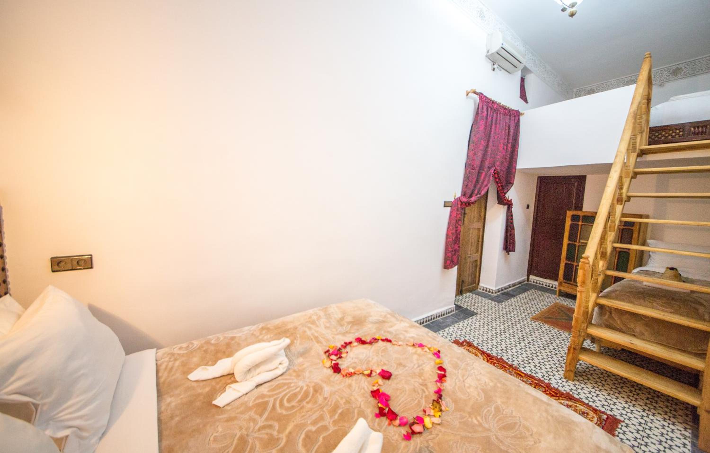 Deluxe Family Suite - Photo 13