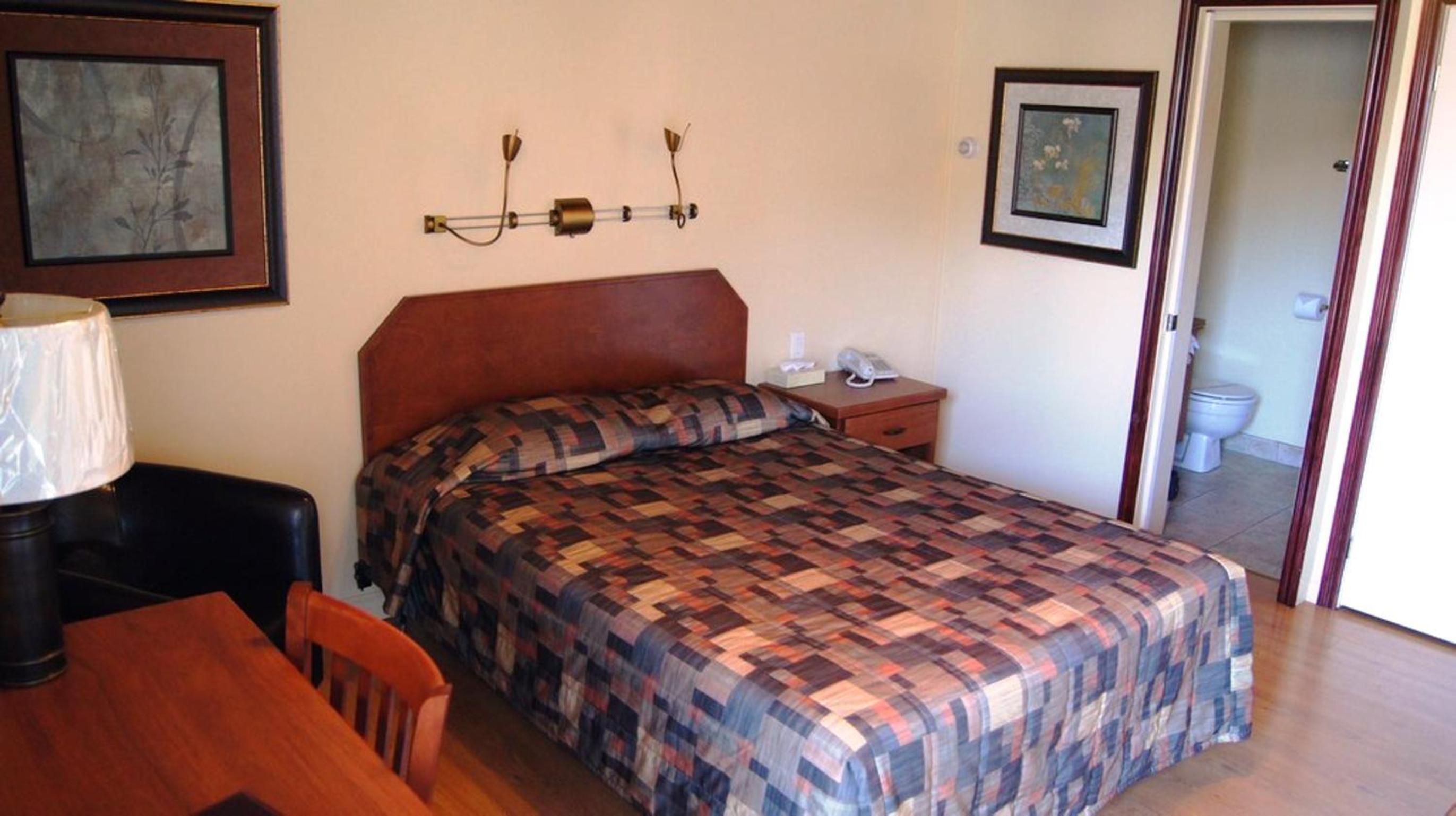 Queen Room photo 2