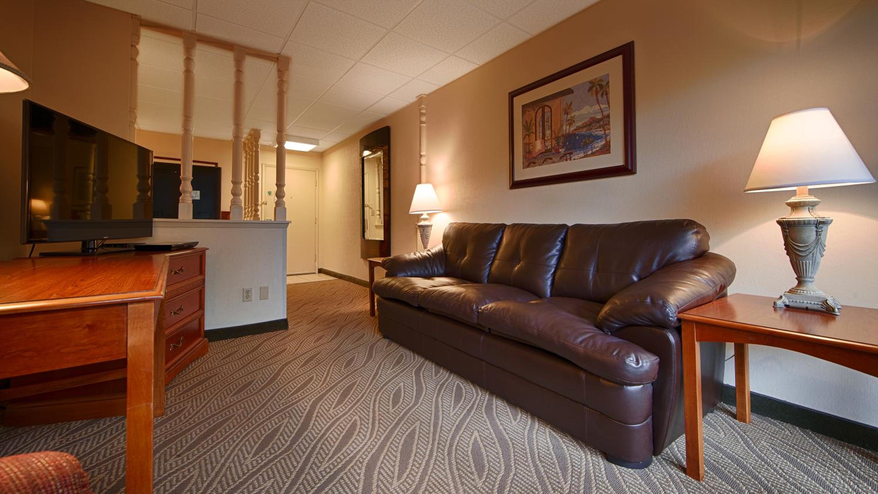 Queen Suite with Two Queen Beds - Non-Smoking - Photo 4