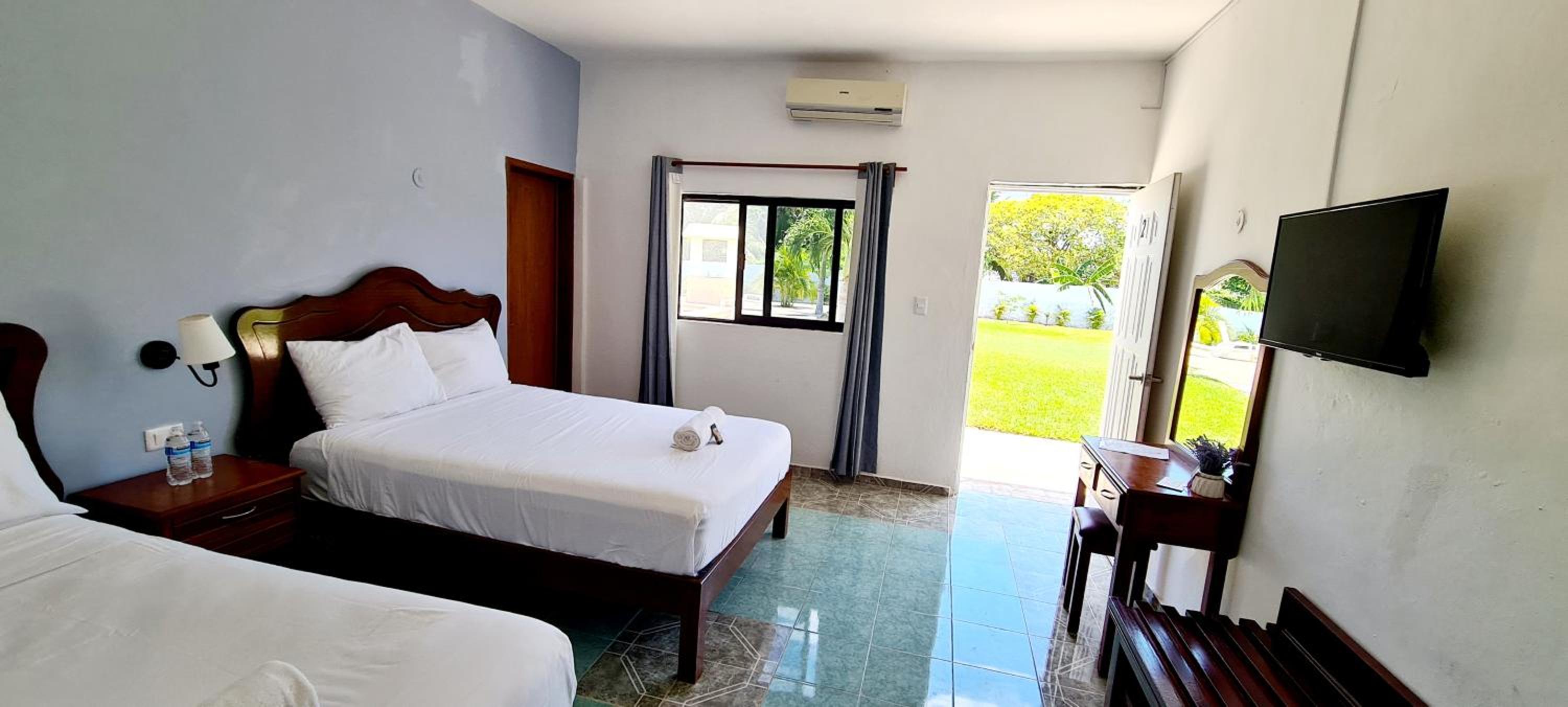 Deluxe Queen Room with Two Queen Beds - Photo 11