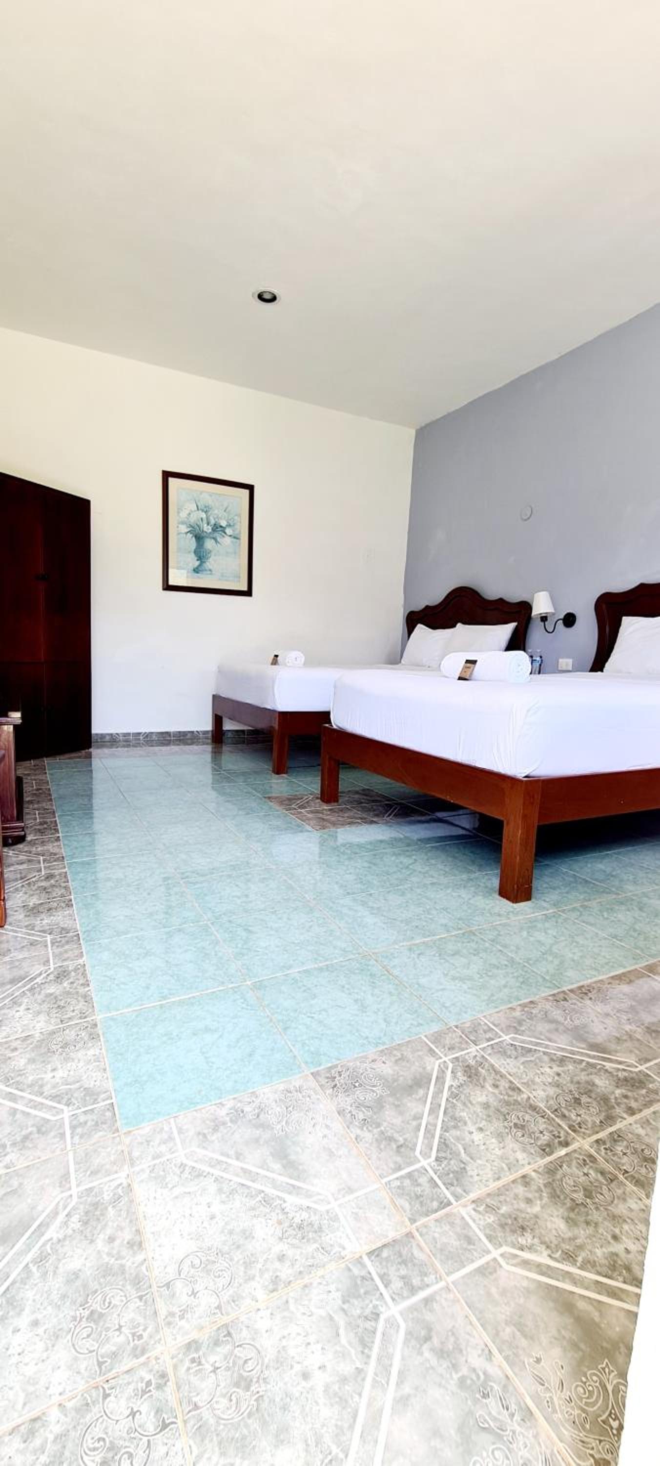Deluxe Queen Room with Two Queen Beds - Photo 6