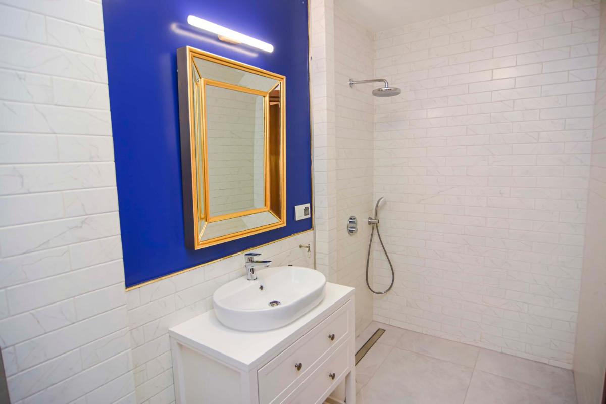 Deluxe Double Room with Balcony - Photo 3
