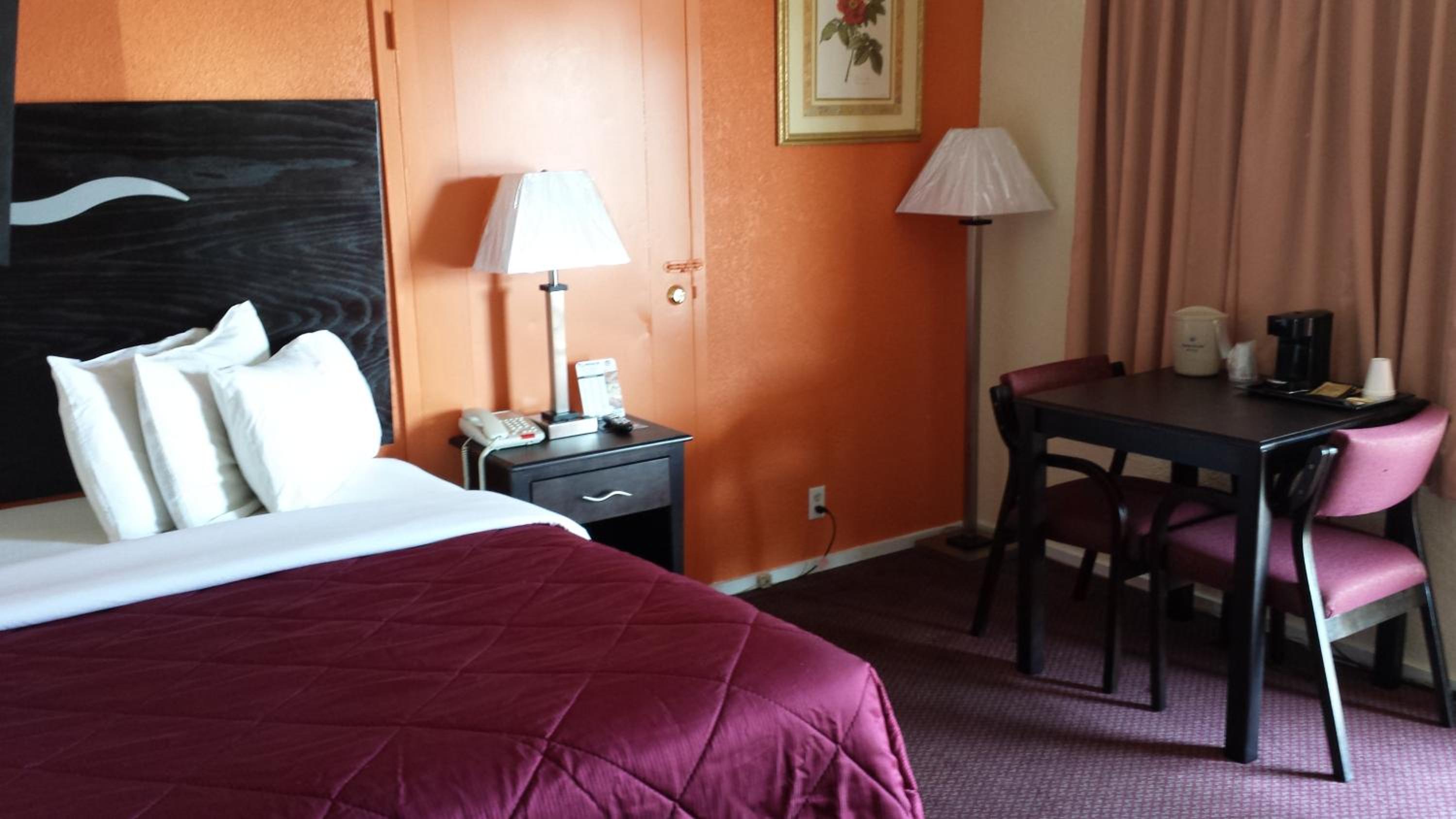 Queen Room photo 1