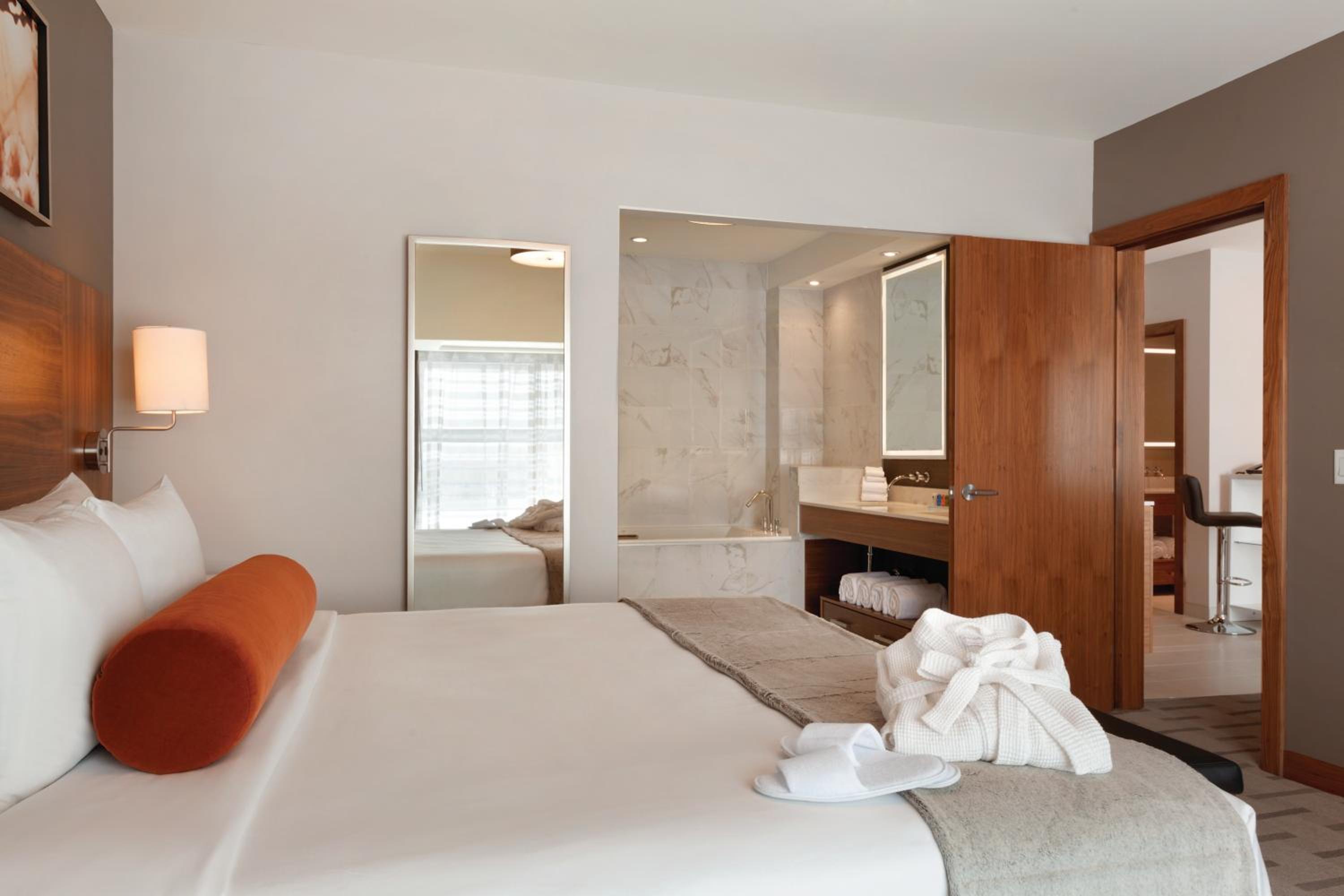 One-Bedroom King Suite with Sofa Bed thumbnail 6