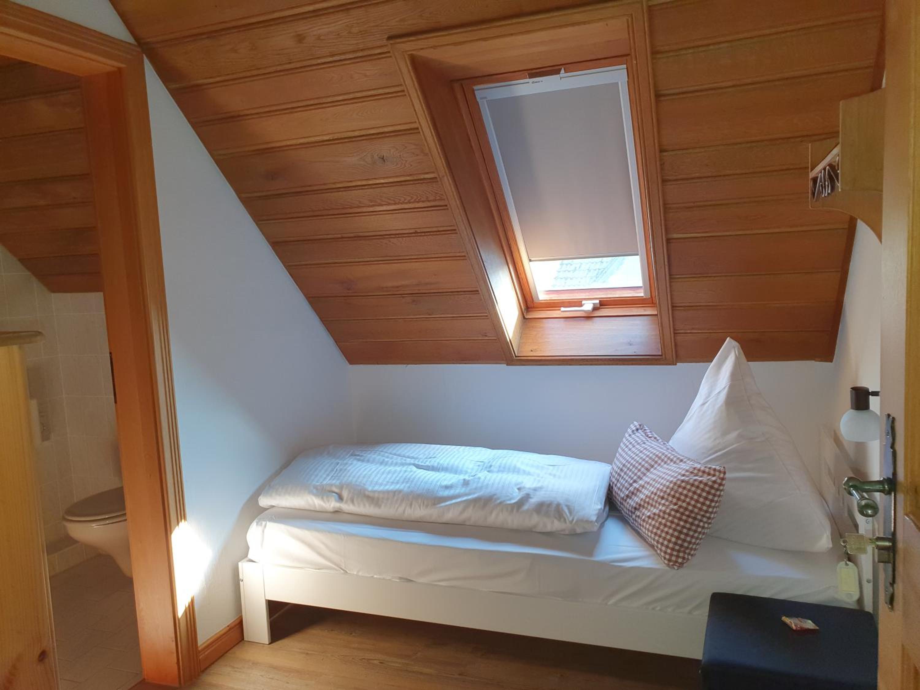 Small Single Room photo 2