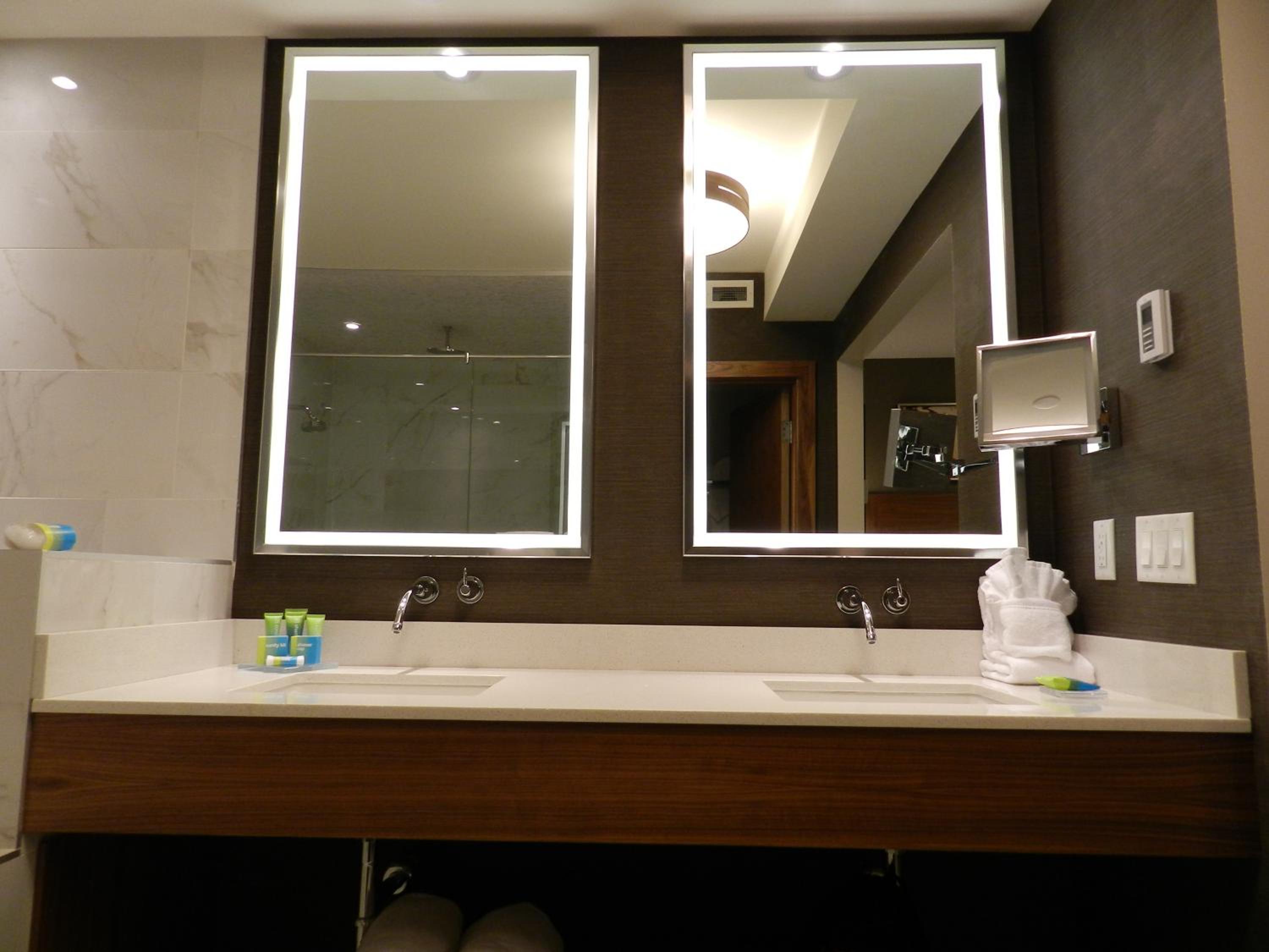 One-Bedroom King Suite with Sofa Bed thumbnail 6
