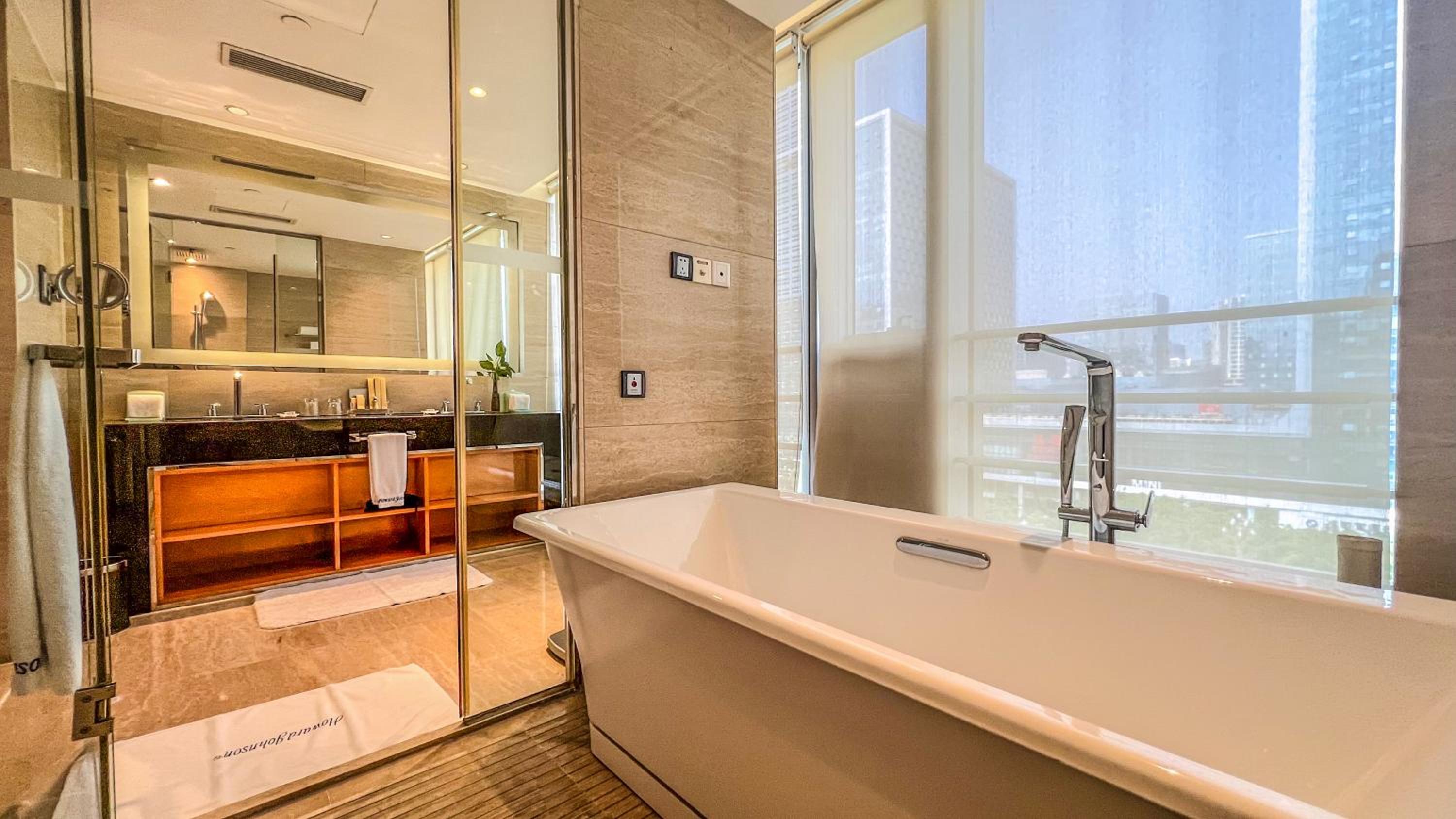 Suite with One King Bed - Twin Tower View - Smoking photo 2