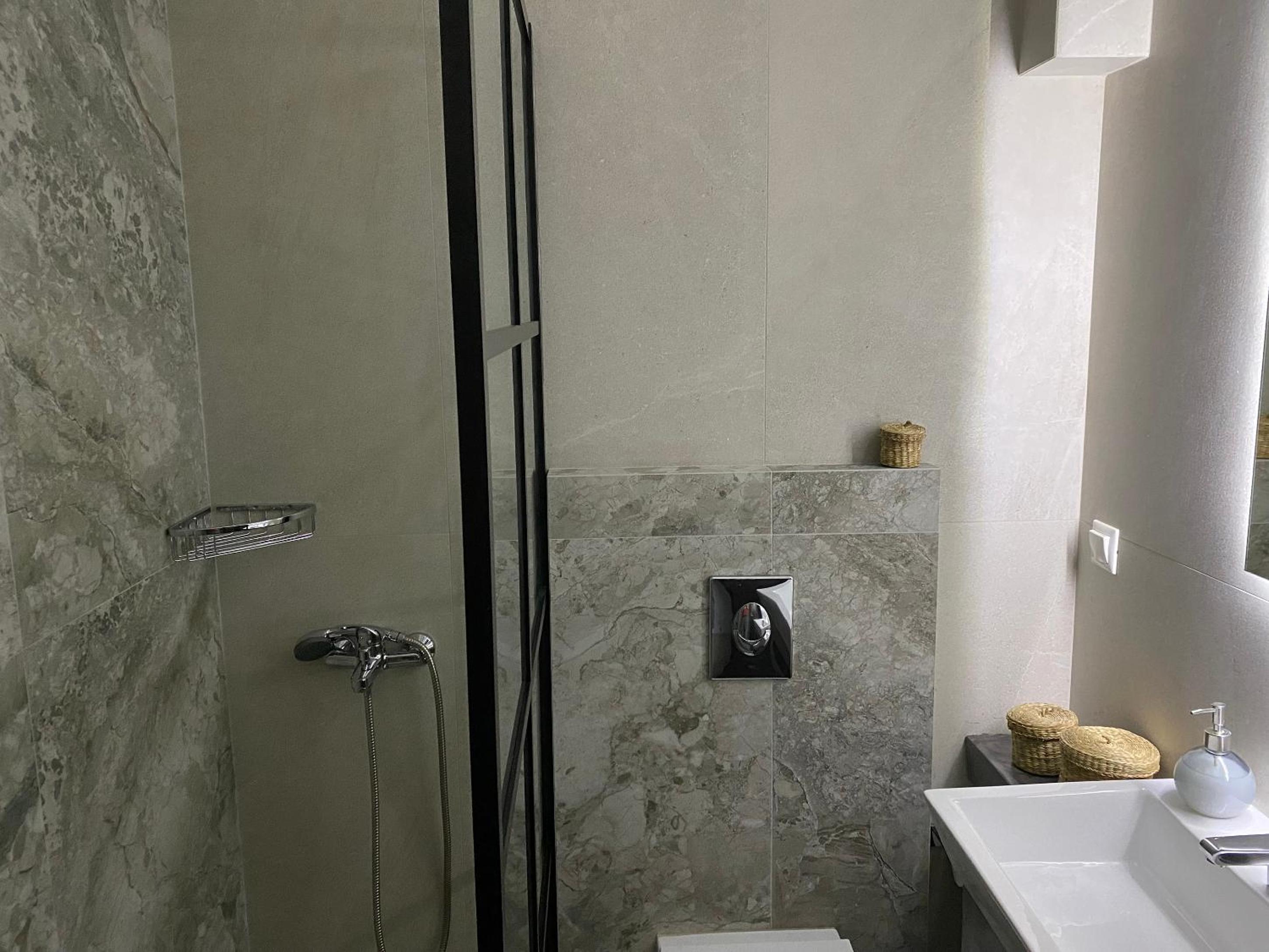 Studio Apartment - Photo 22