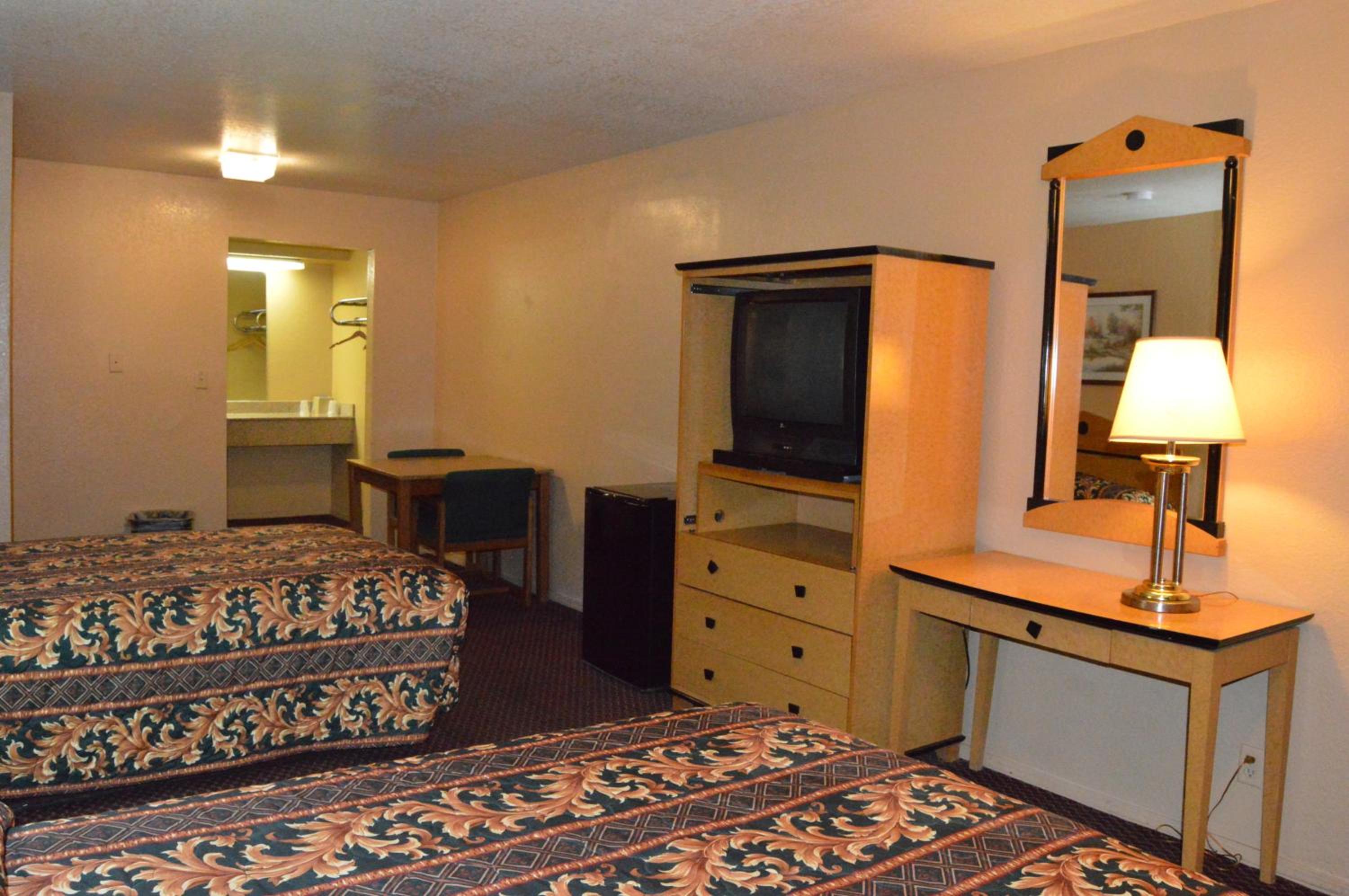 Double Room with Two Double Beds - Photo 2