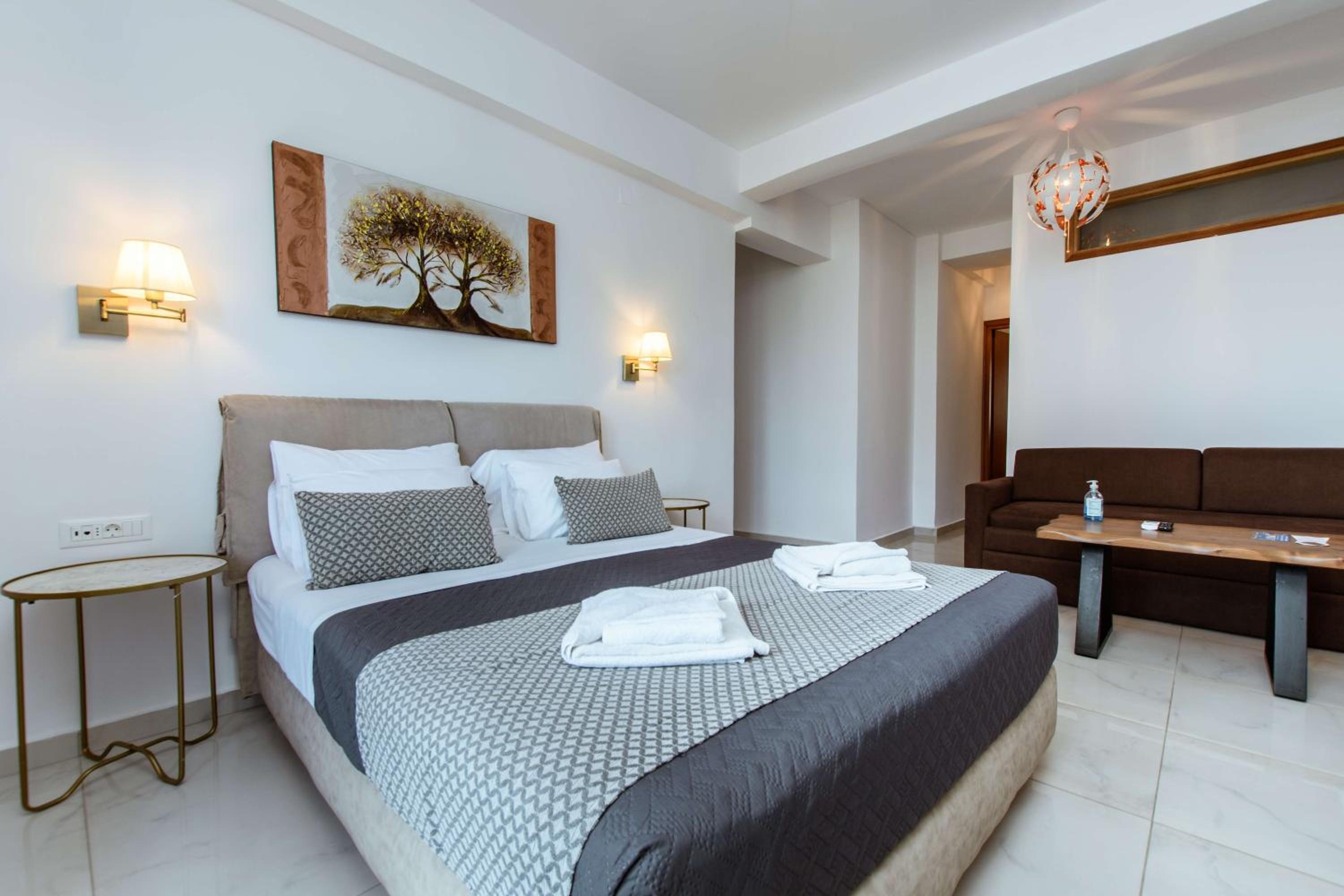 Family Room with Side Sea View - Photo 4