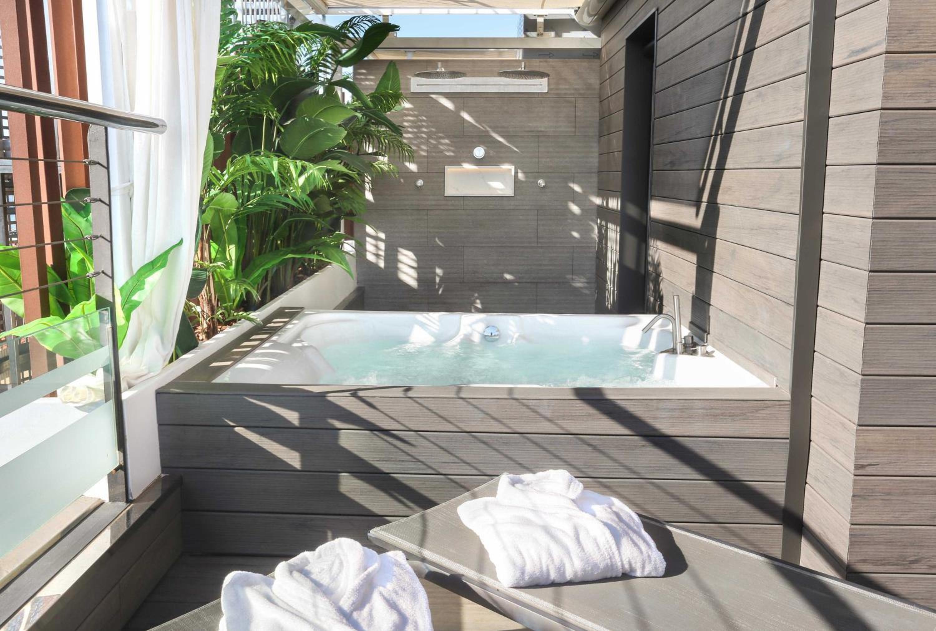 Deluxe Suite with Spa Bath photo 2