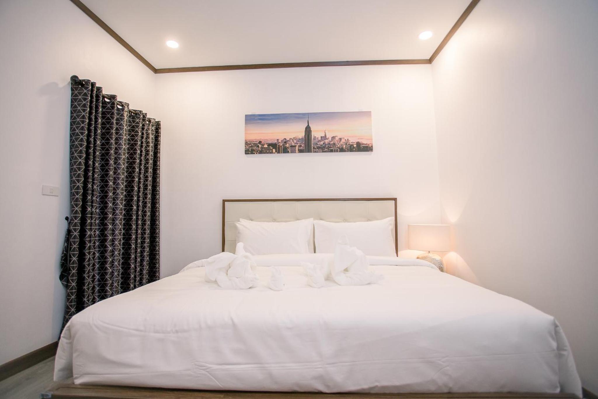 Deluxe King Room - Photo 3