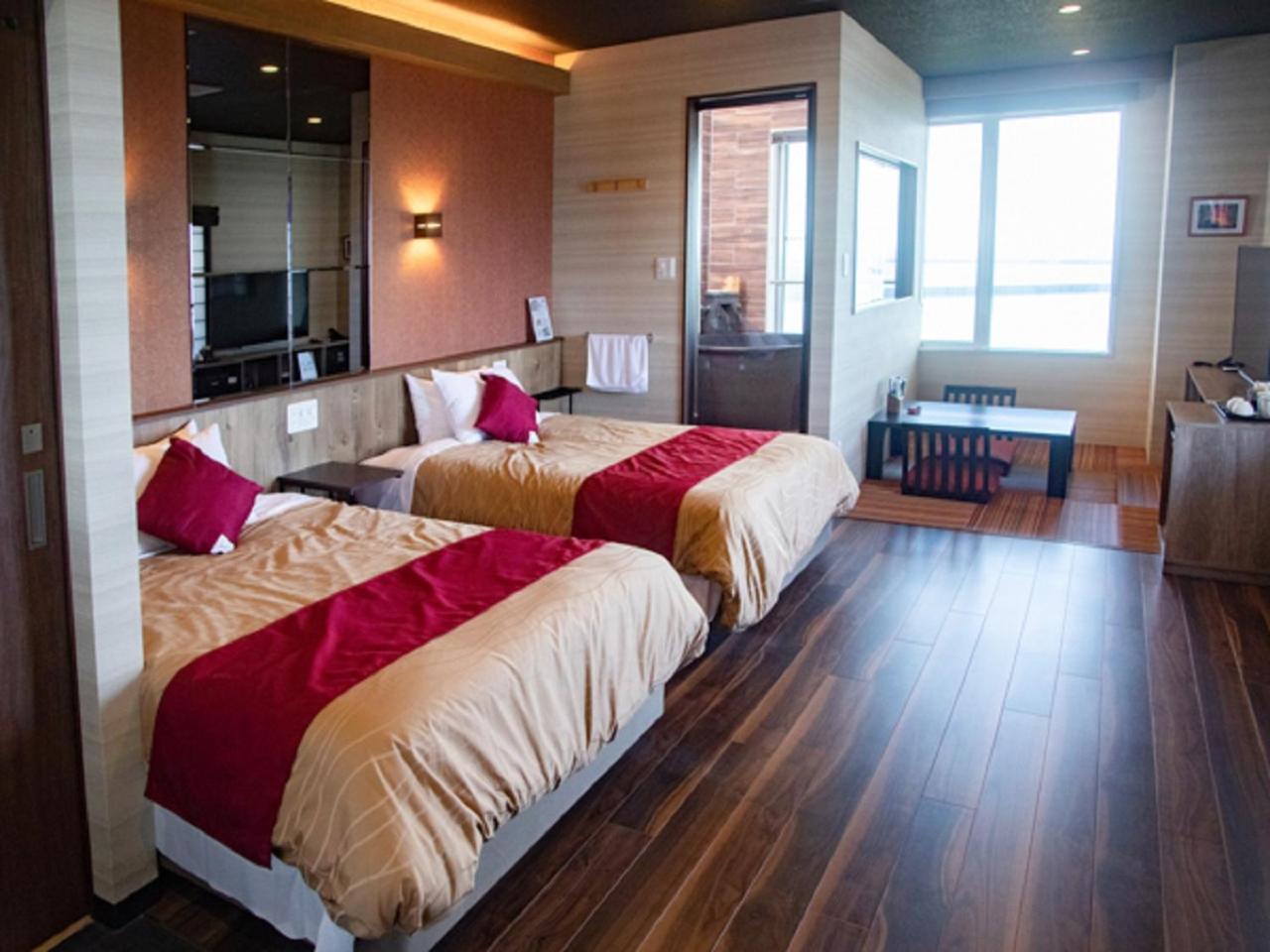 Modern Twin Room with Tatami Area and Semi Open-Air Bath - Photo 1