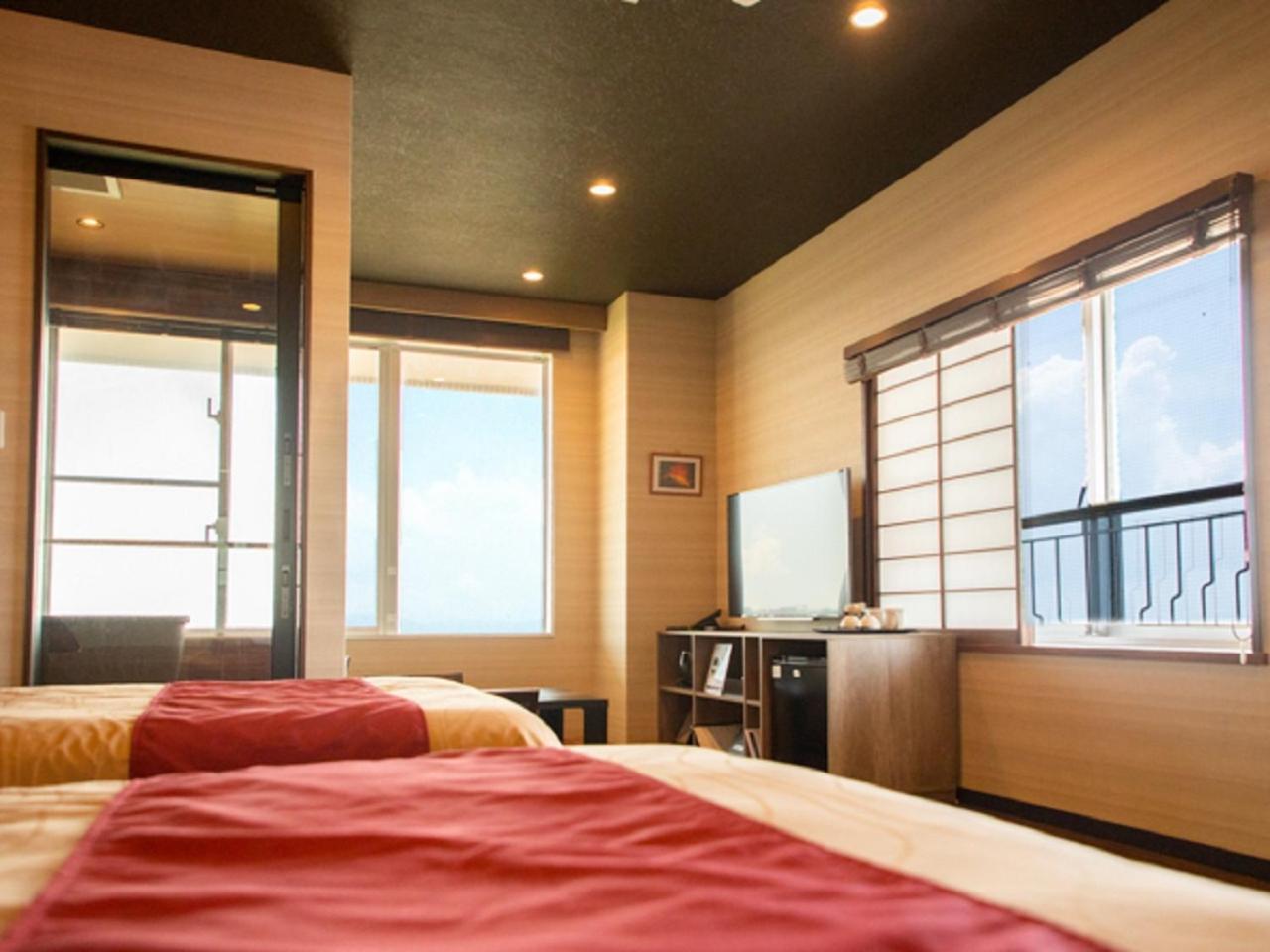 Modern Twin Room with Tatami Area and Semi Open-Air Bath - Photo 4