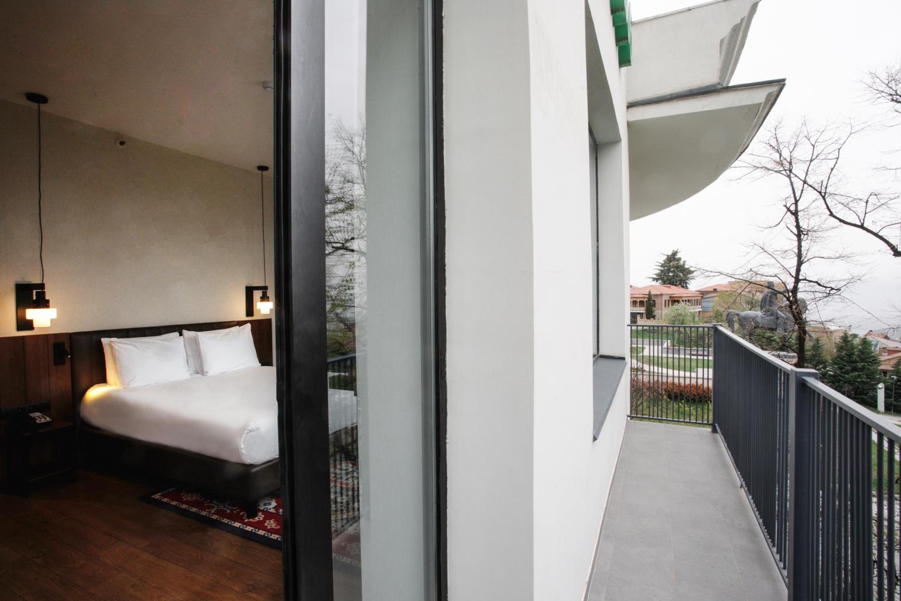 Premium Queen Room with Balcony - Photo 4